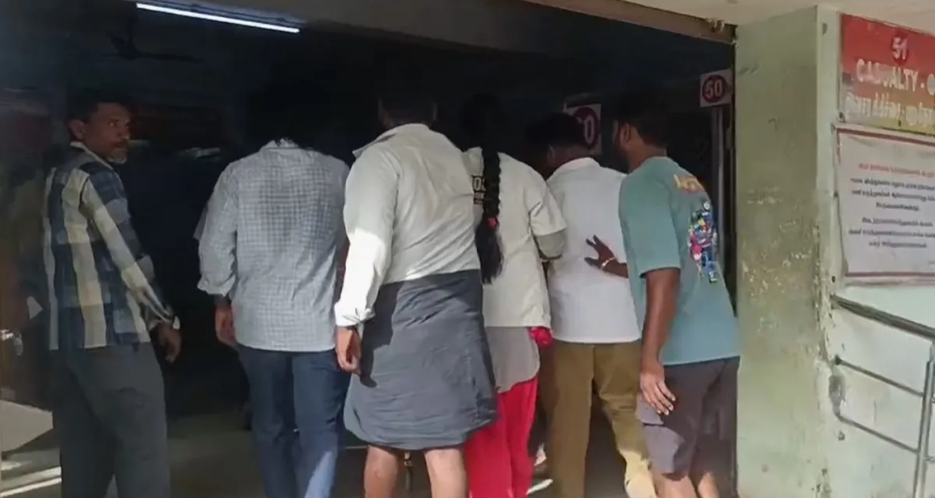 બાળકોને લઈ જતી સ્કૂલ વાન રેલ્વે ક્રોસિંગ પર ટ્રેન સાથે અથડાઈ, બે વિદ્યાર્થીઓના મોત