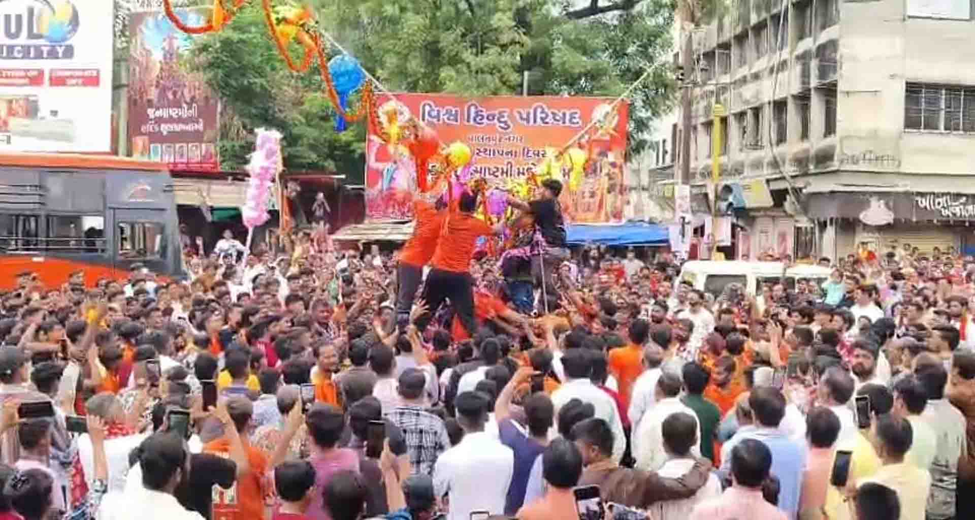 પાલનપુરમાં "જય રણછોડ માખણ ચોર" નો નાદ ગુંજી ઉઠ્યો જન્માષ્ટમીની ભવ્ય શોભાયાત્રા યોજાઈ