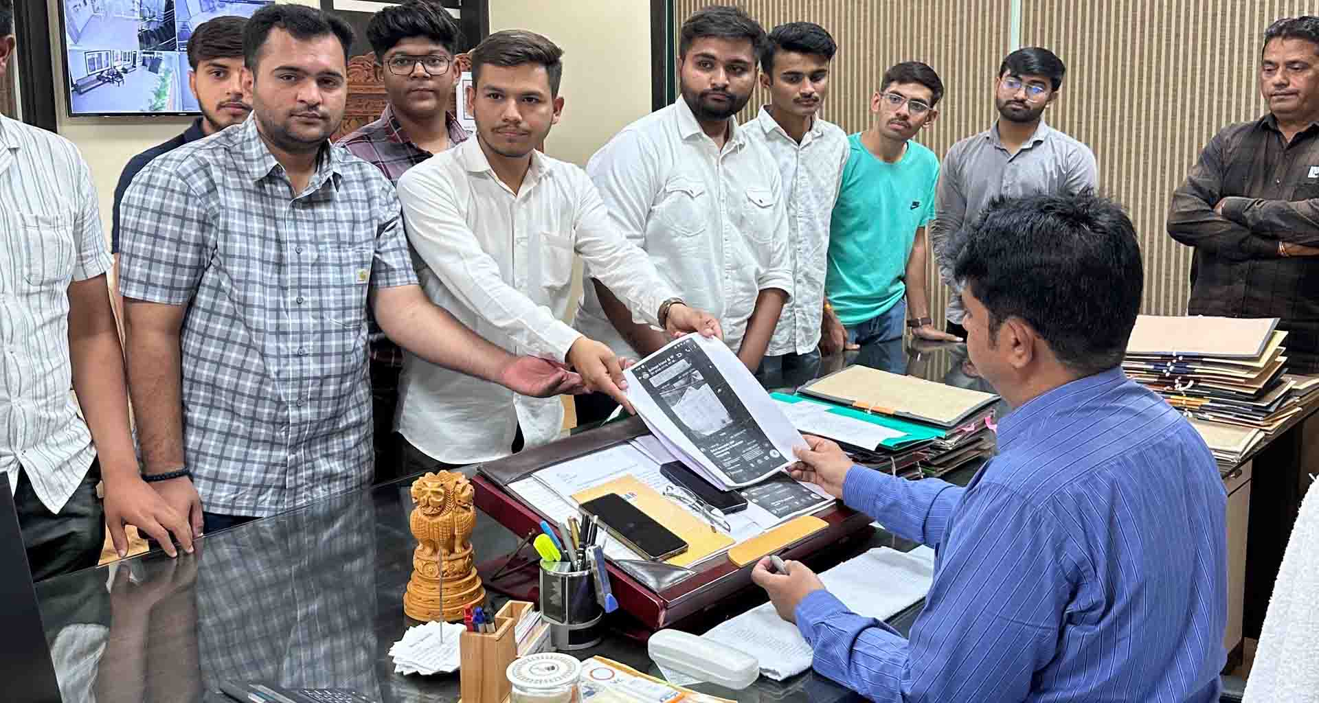 અમરેલી કોલેજમાં પેપર શરૂ થતાં જ વોટ્સઅપ ગ્રૂપમાં જવાબો ફોરવર્ડ થયા હોવાનો આપ આદમી પાર્ટીની વિદ્યાર્થી પાંખનો આક્ષેપ