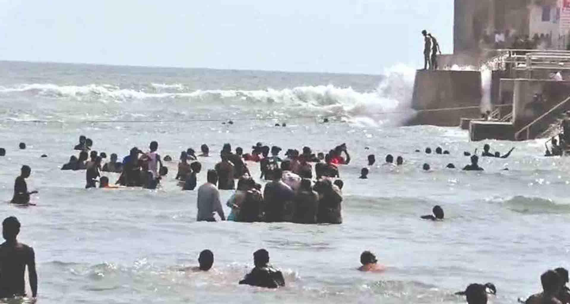 દ્વારકા ગોમતી નદીમાં નાહવા પડેલા મેત્રાણાના ત્રણ ઈસમો સમો ડૂબ્યા; એક ને રેસ્ક્યુ કરી બચાવાયો