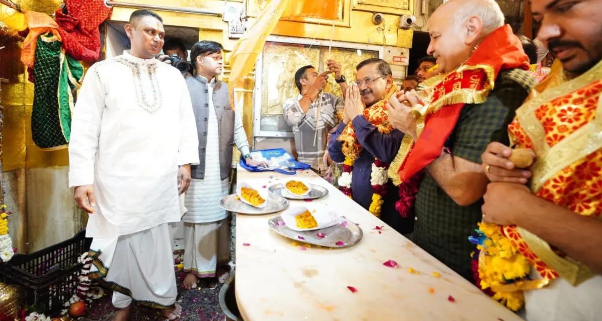 કેજરીવાલ-સિસોદિયાએ કનોટ પ્લેસમાં પ્રાચીન હનુમાન મંદિરની મુલાકાત લીધી અને આશીર્વાદ લીધા