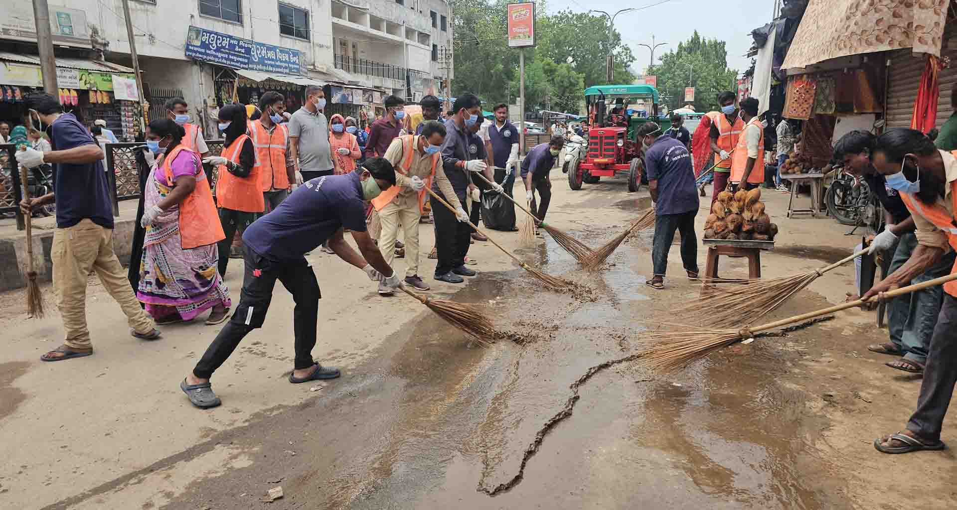 સ્વચ્છતા પખવાડિયા અંતર્ગત 'પ્લાસ્ટિક મુક્ત સ્વચ્છ અંબાજી અભિયાન' હેઠળ સ્વચ્છતા ડ્રાઇવ અને જન જાગૃતિ કાર્યક્રમ