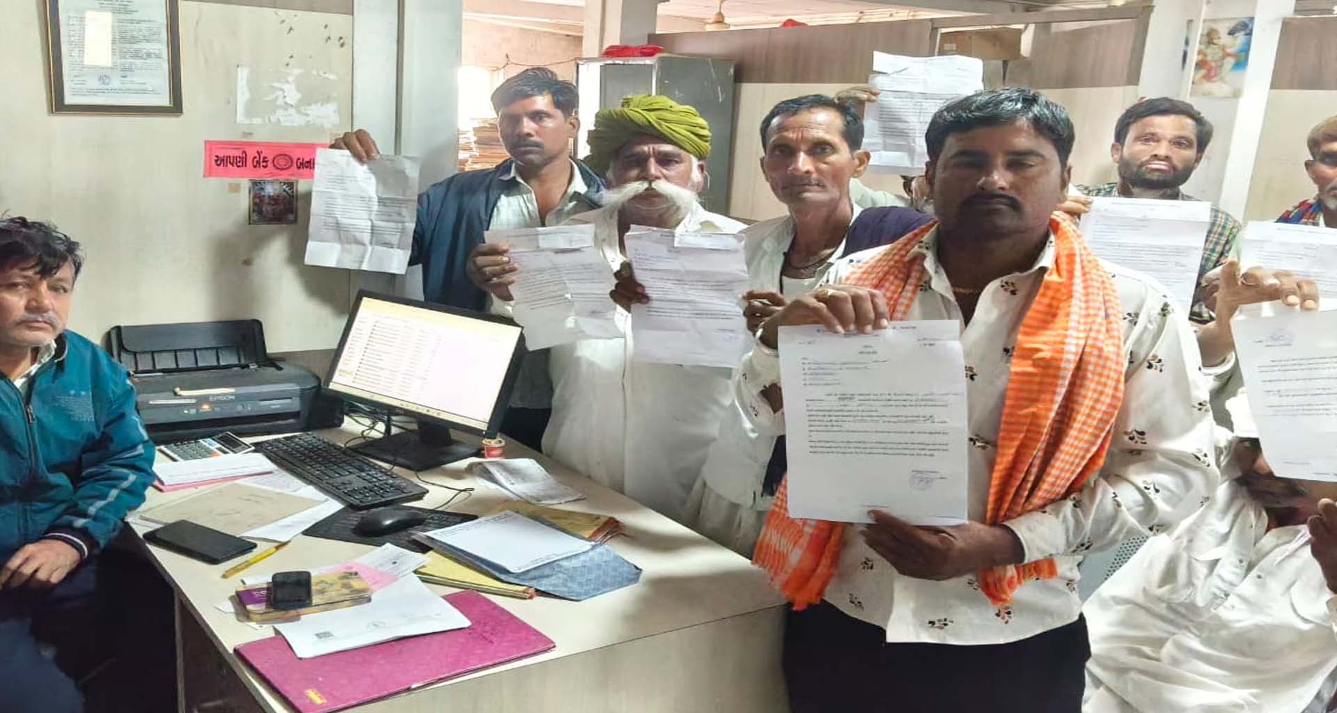 ભાભર તાલુકાના ખડોસણ સહકારી મંડળીમાં મૃતકના નામે પાક ધિરાણ ઉપડી જતા પરિવારજનોની તપાસની માંગ