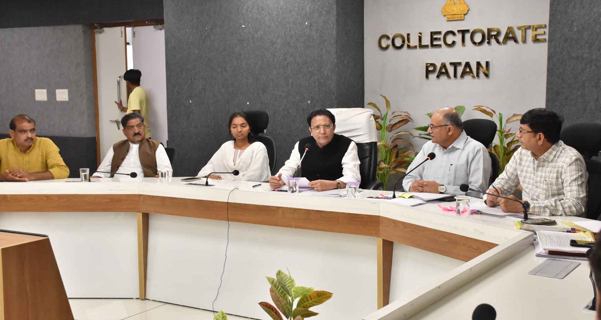 પાટણ ખાતે પાણીના કામોની કેબિનેટ મંત્રીની વિશેષ ઉપસ્થિતિમાં સમીક્ષા બેઠક યોજાઈ