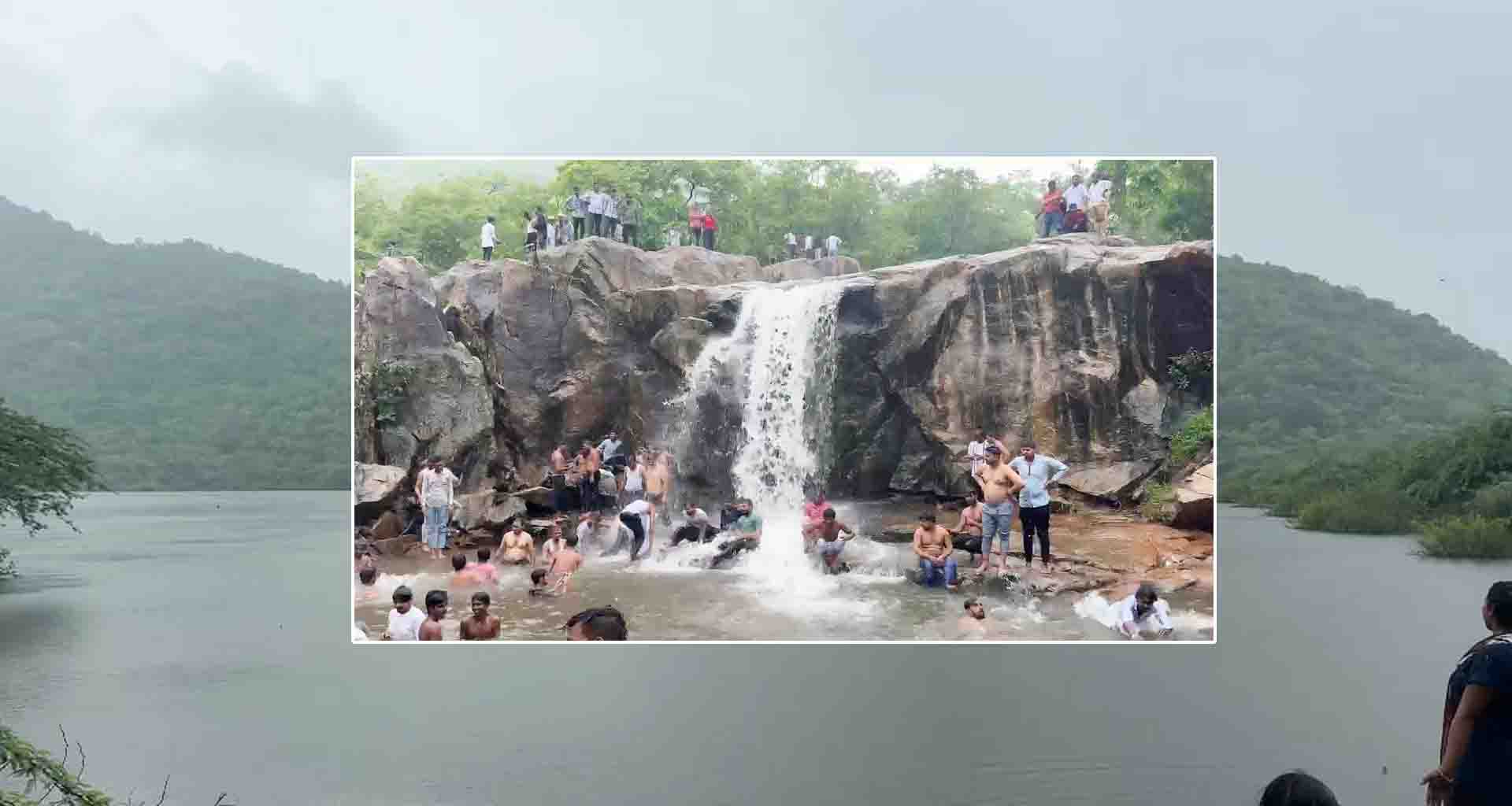 પાલનપુરથી 30 કી.મીના અંત્તરે આવેલુ પાણીયારી ચોમાસામાં કુદરતી સૌદર્ય સોળેકળાએ ખીલ્યુ