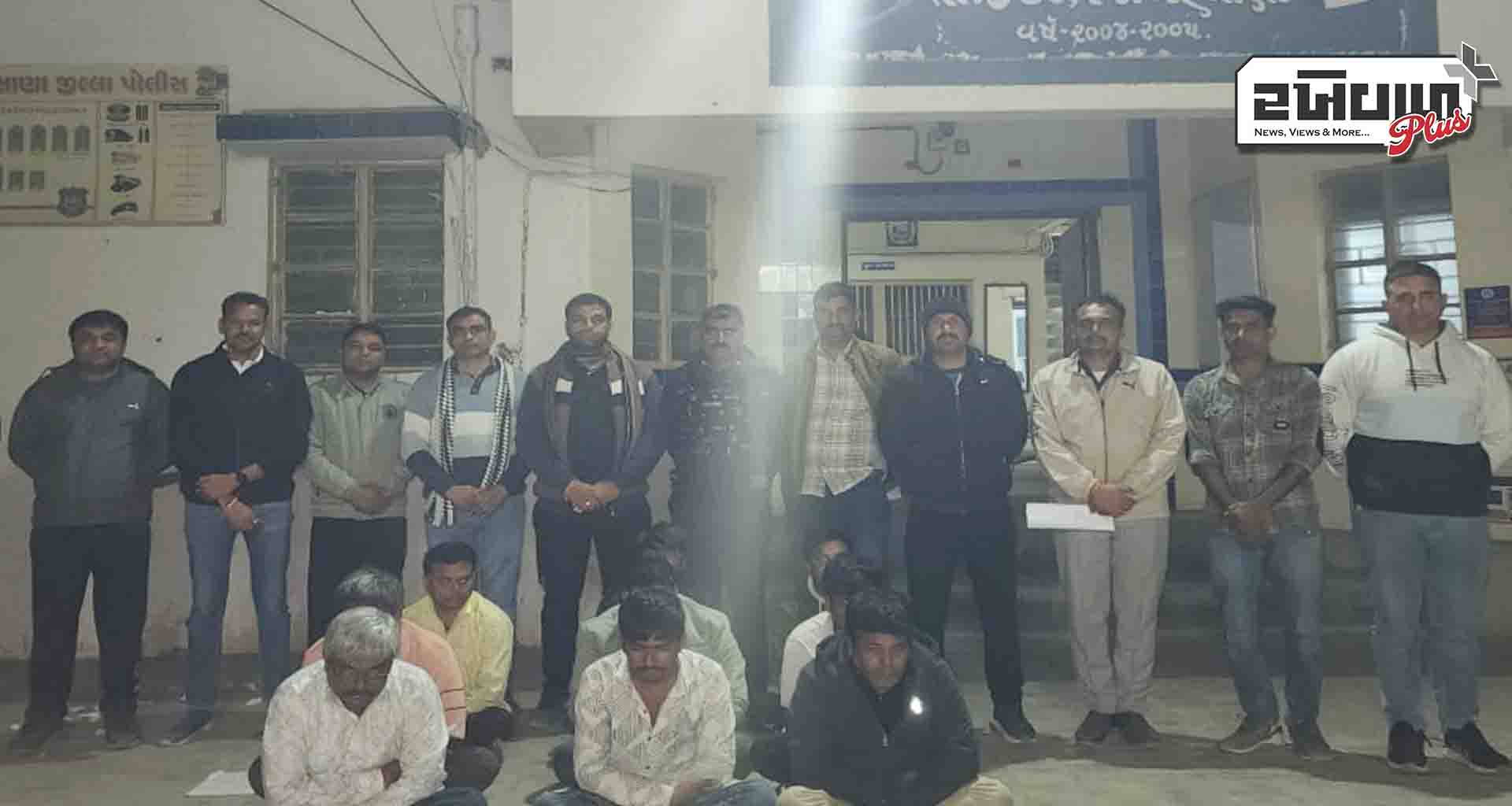 મહેસાણાના કડી ખાતે પોલીસે 9 જુગારીઓને રંગેહાથ ઝડપી લીધા; 4 આરોપીઓ ફરાર