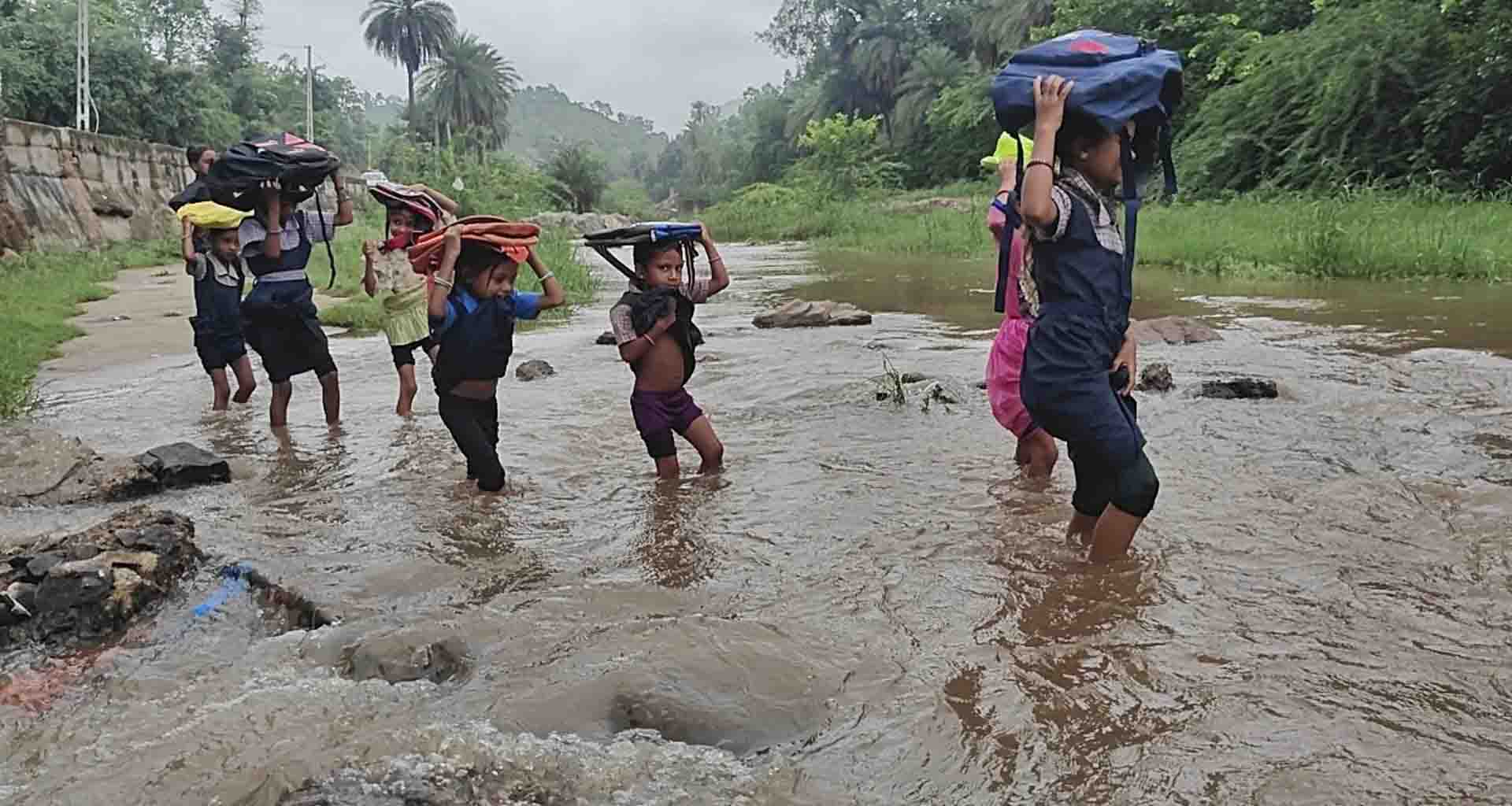 અંબાજી નજીક છાપરી પ્રાથમિક શાળામાં બાળકોનું ભય સાથે ભણતર