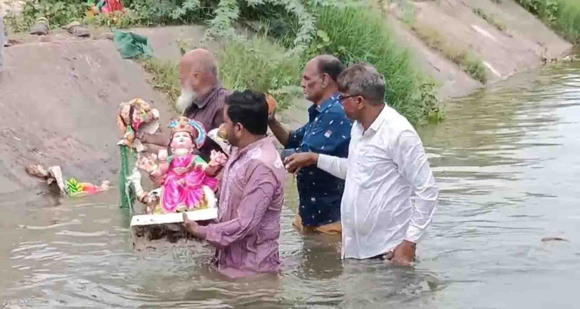 પાટણ; દશામાંની મૂર્તિઓ કોંગ્રેસના કોર્પોરેટરો અને કાર્યકરોએ જાતે બહાર કાઢી પાલિકા સામે રોષ
