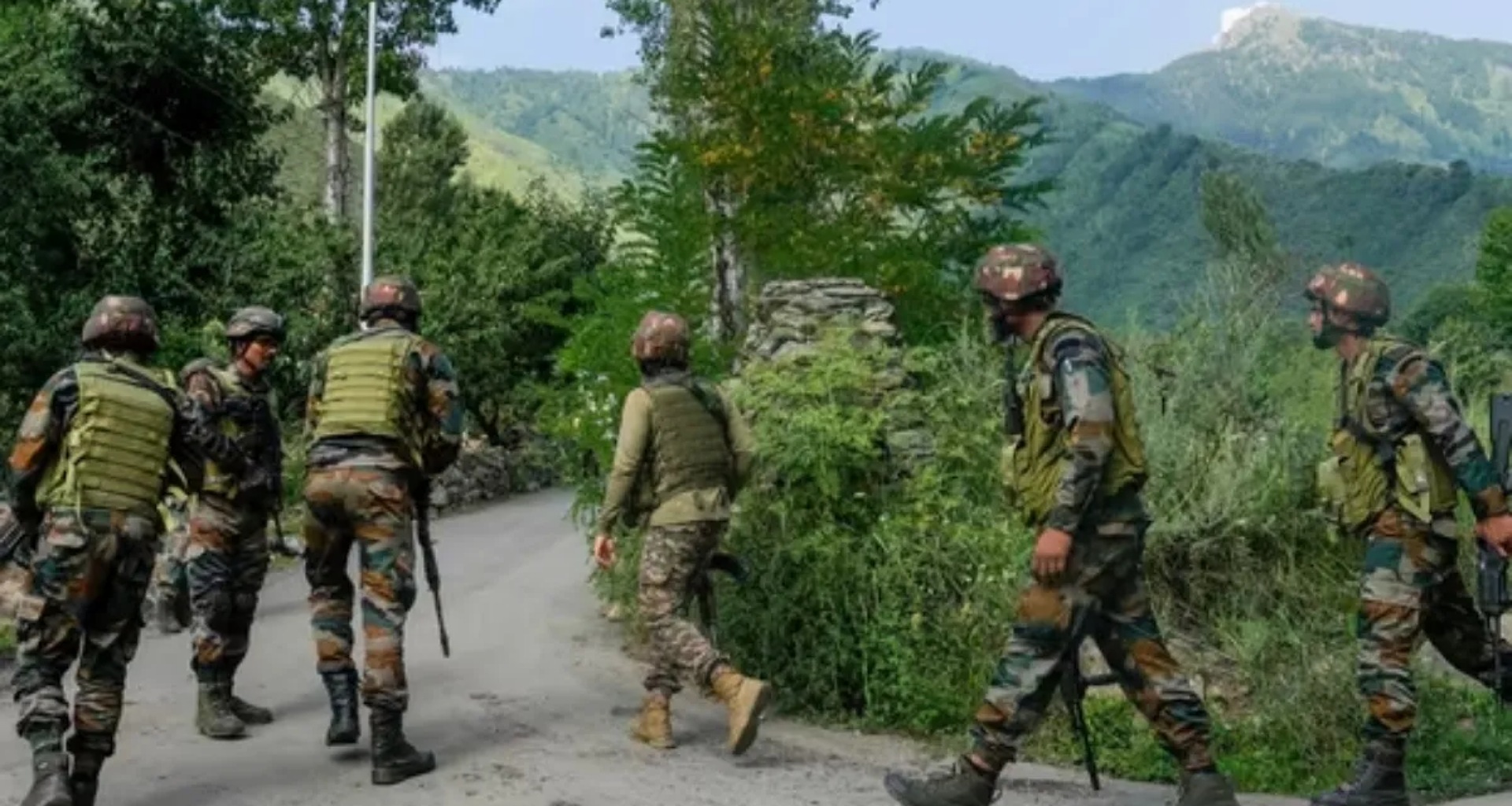 જમ્મુના કઠુઆમાં સુરક્ષા દળો અને આતંકવાદીઓ વચ્ચે એન્કાઉન્ટર; જૈશનો આતંકવાદી ઘેરાયો