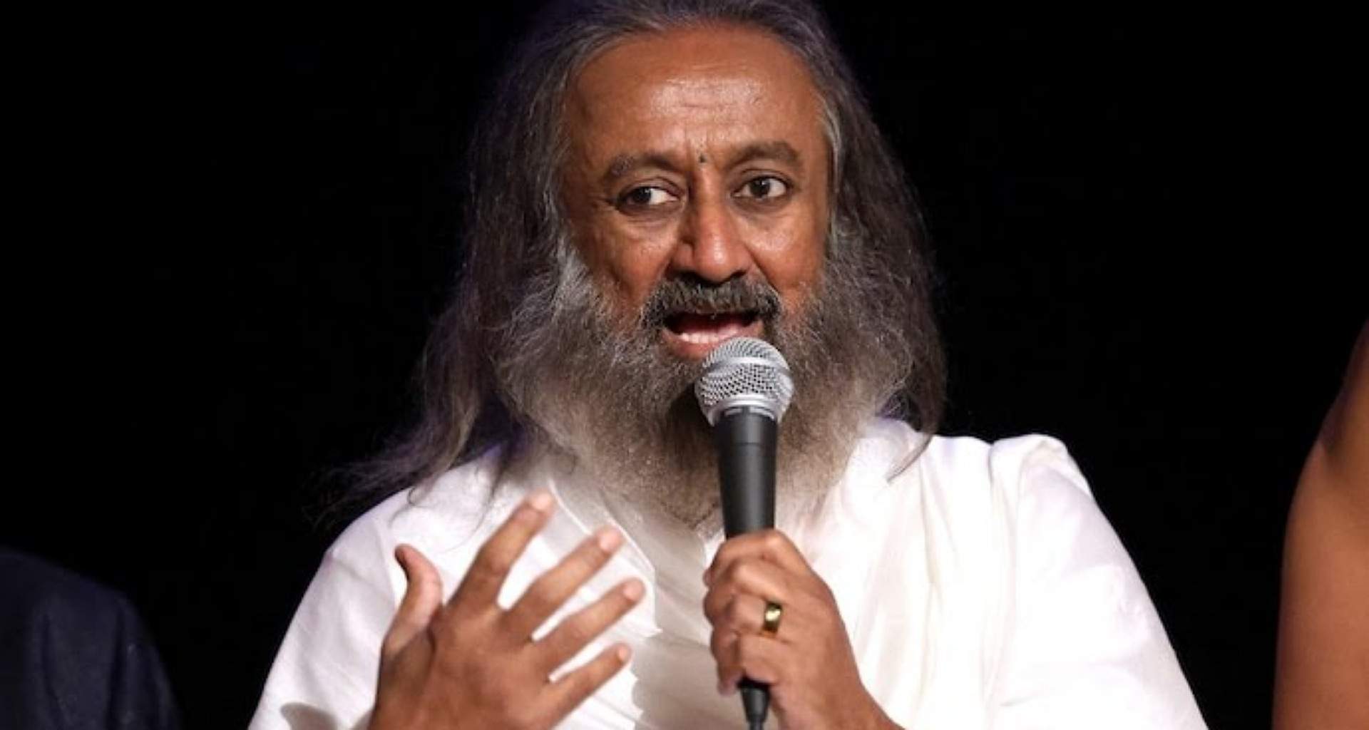 શ્રી શ્રી રવિશંકર યુદ્ધથી થતી ચિંતાનો સામનો કરવાનો માર્ગ બતાવ્યો