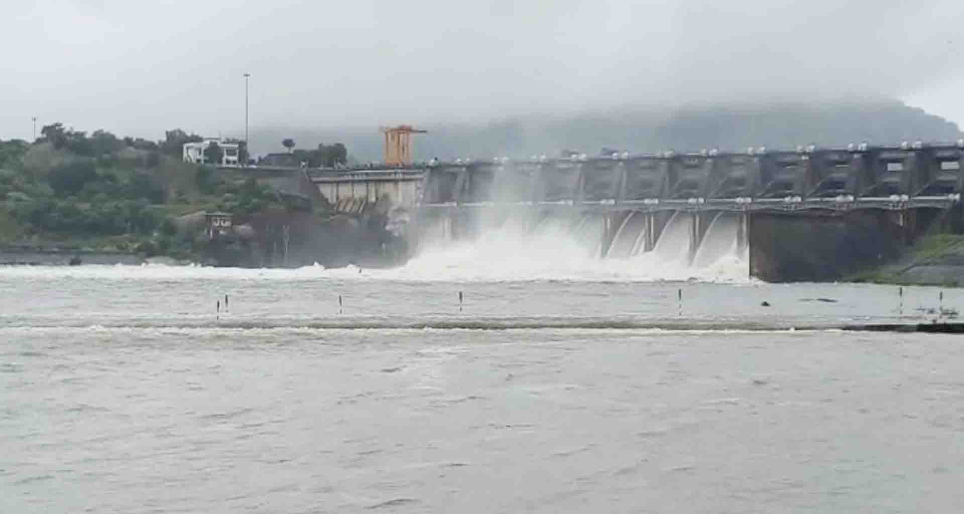 ધરોઈ ડેમના 8 દરવાજાને 10 ફૂટ જેટલા ખોલવામાં આવતા તંત્ર દ્વારા નદી કિનારાના લોકોને એલર્ટ અપાયું