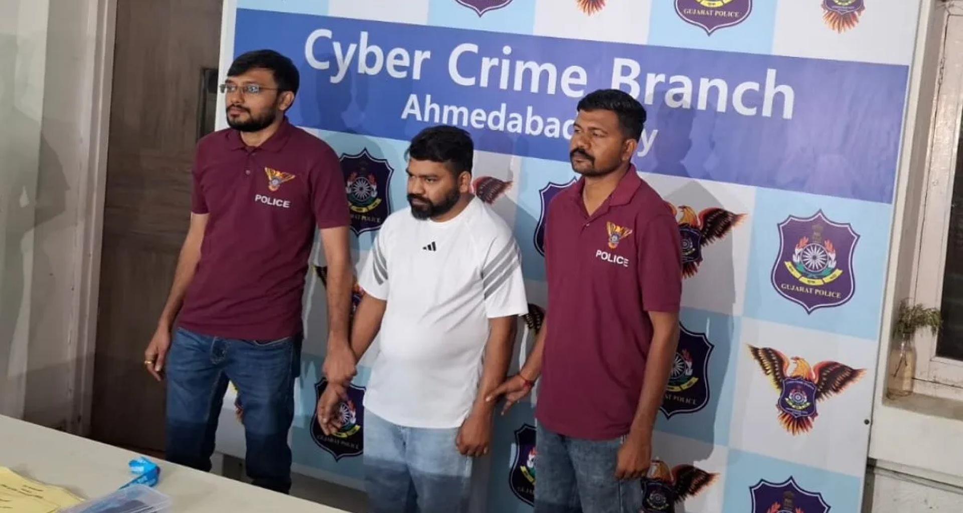 અમદાવાદ: સરકારી નોકરી અપાવવાના નામે લાખો રૂપિયાની છેતરપિંડી કરનારા 36 વર્ષીય અમન નરેન્દ્રનાથ વર્માની ધરપકડ