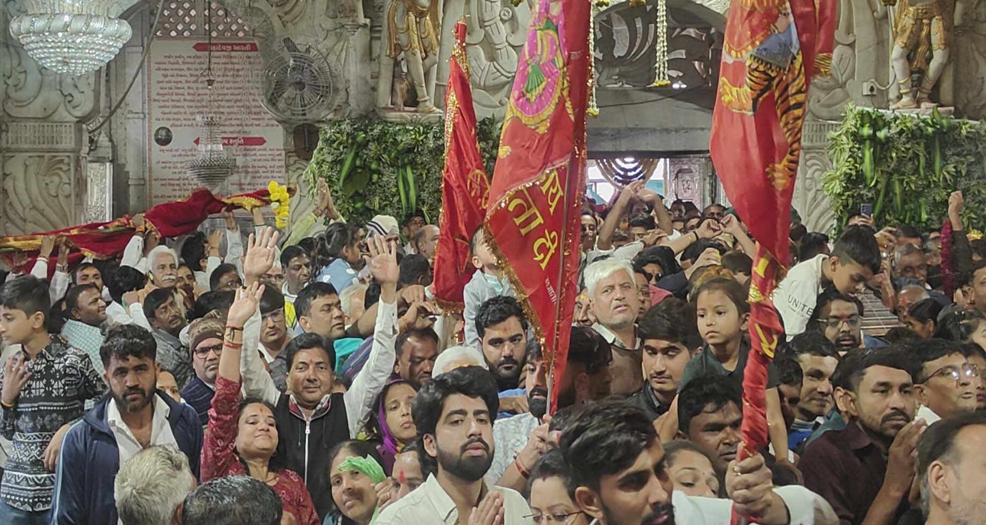 અંબાજીમાં માતાજીના પ્રાગટયોત્સવમાં 3 લાખથી વધુ માઈભક્તો આસ્થાભેર ઉમટ્યા