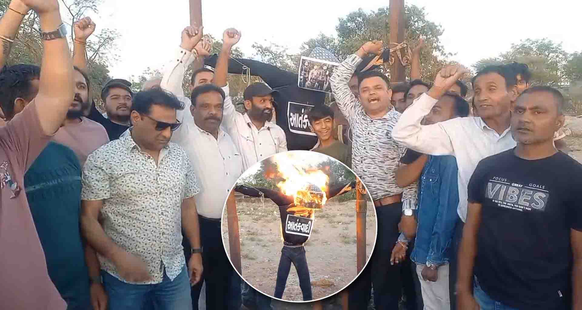 પાલનપુરમાં આંતકીઓનું પૂતળા દહન; આંતકીઓને ફાંસીના માંચડે લટકાવ્યા બાદ દહન