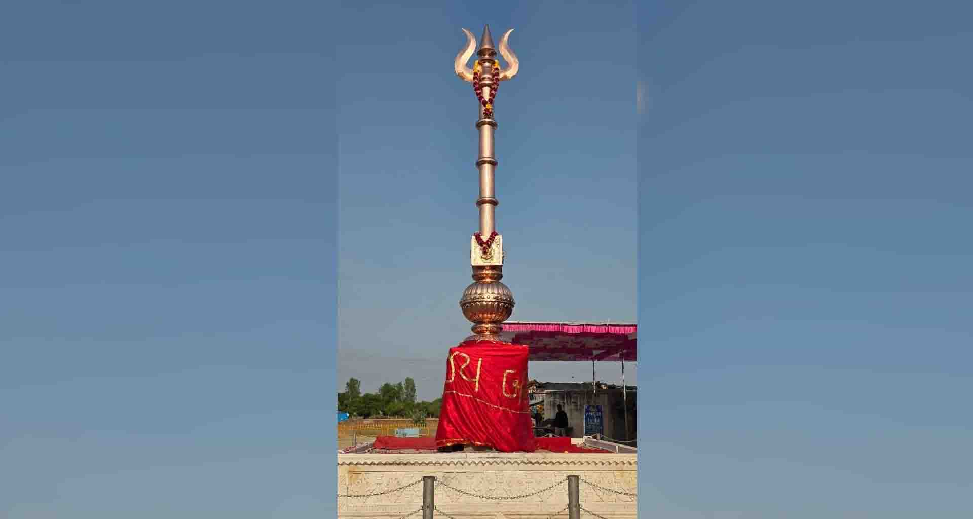 શંખલપુર ટોડા મંદિરે રૂ.27 લાખના ખર્ચે તૈયાર થયેલ 325 કિલો વજનના 21 ફૂટ ઊંચા ત્રિશૂળની સ્થાપના