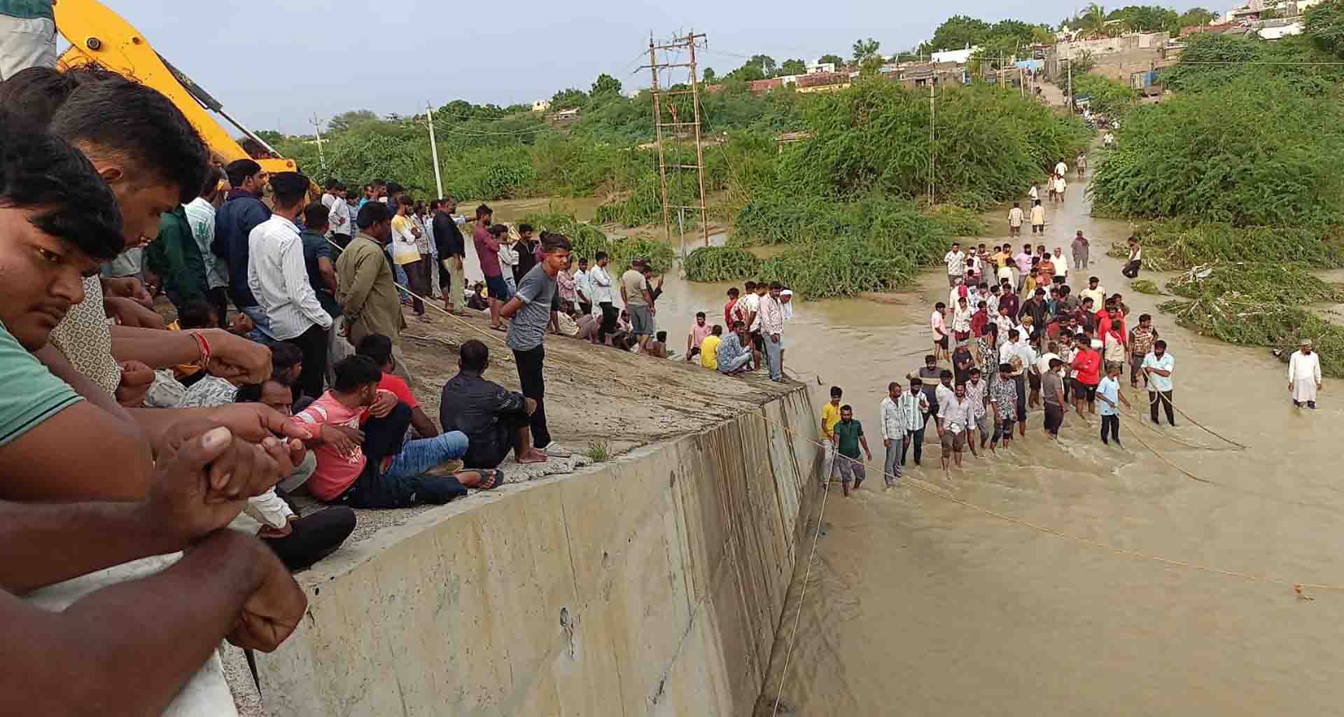 પાટણ જિલ્લાના સાંતલપુર પંથકના બે અલગ અલગ ગામમાં નદીમાં ન્હાવા પડેલા 12 લોકો ડૂબ્યા