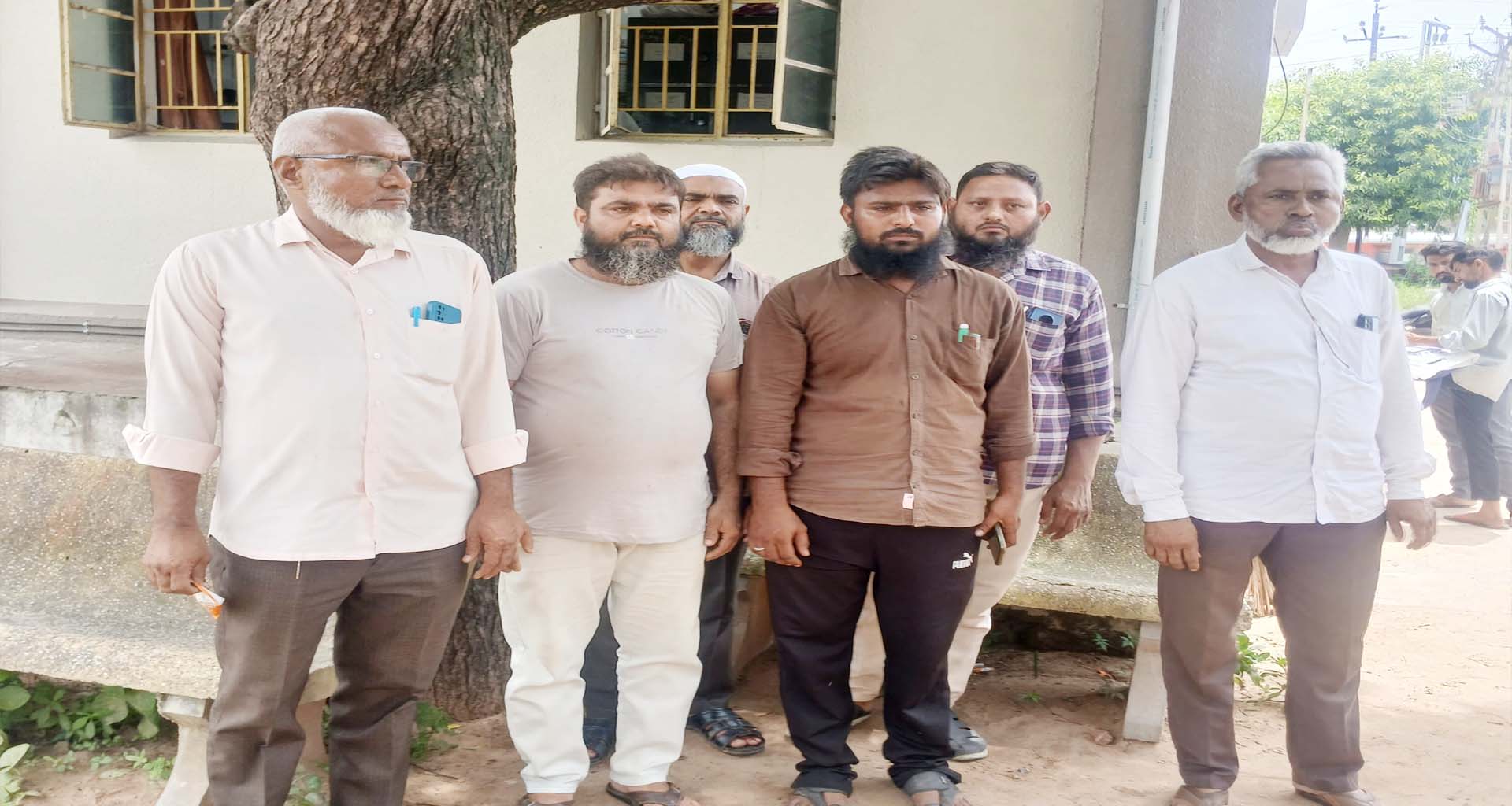 વડગામના બસુ ગામે સોની વેપારી ગ્રામજનોના સોના-ચાંદીના દાગીના લઈ ફરાર