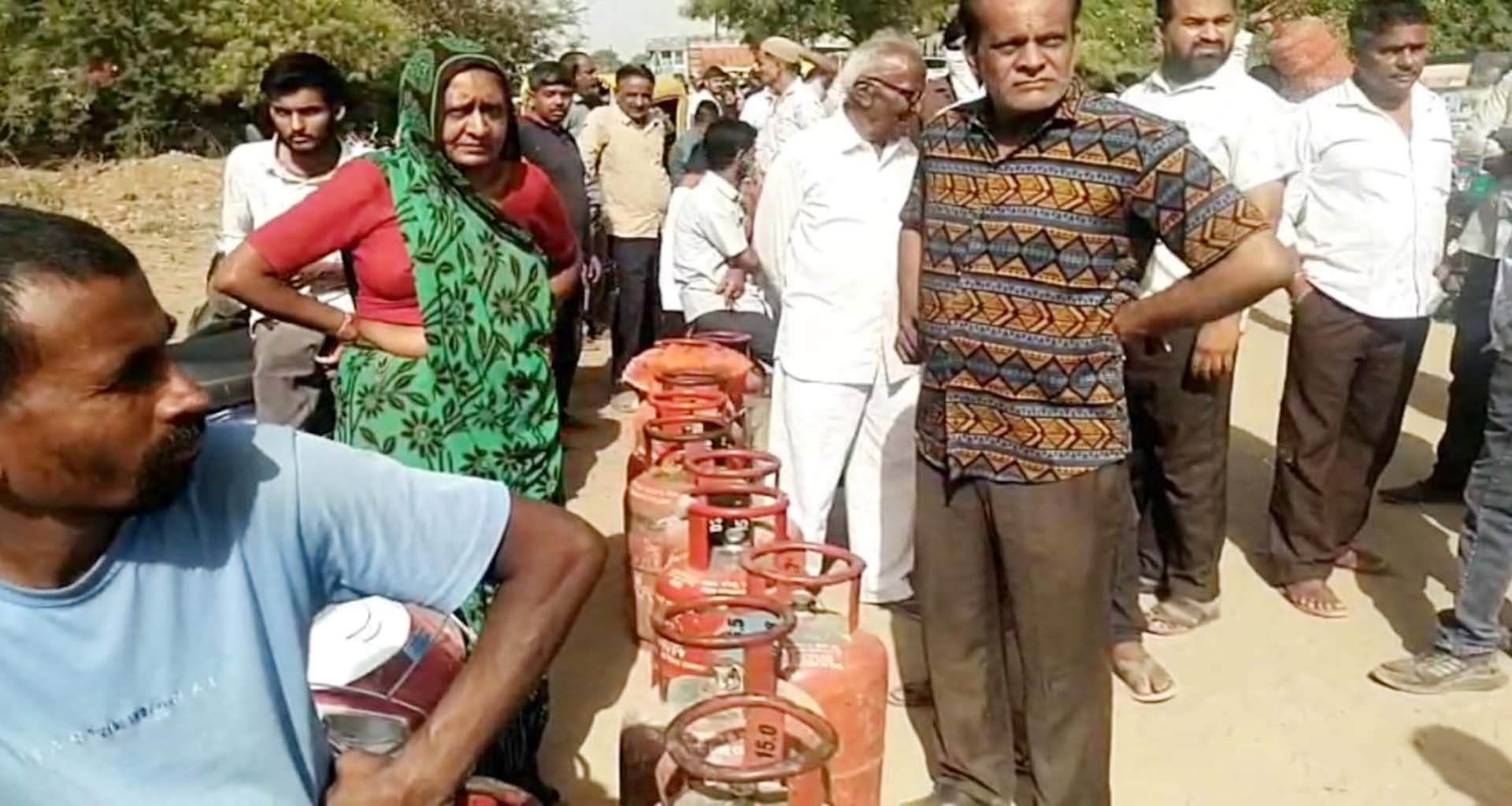 યુદ્ધની દહેશત : ડીસામાં ગેસ એજન્સીઓ પર ગ્રાહકોની લાંબી કતારો લાગી