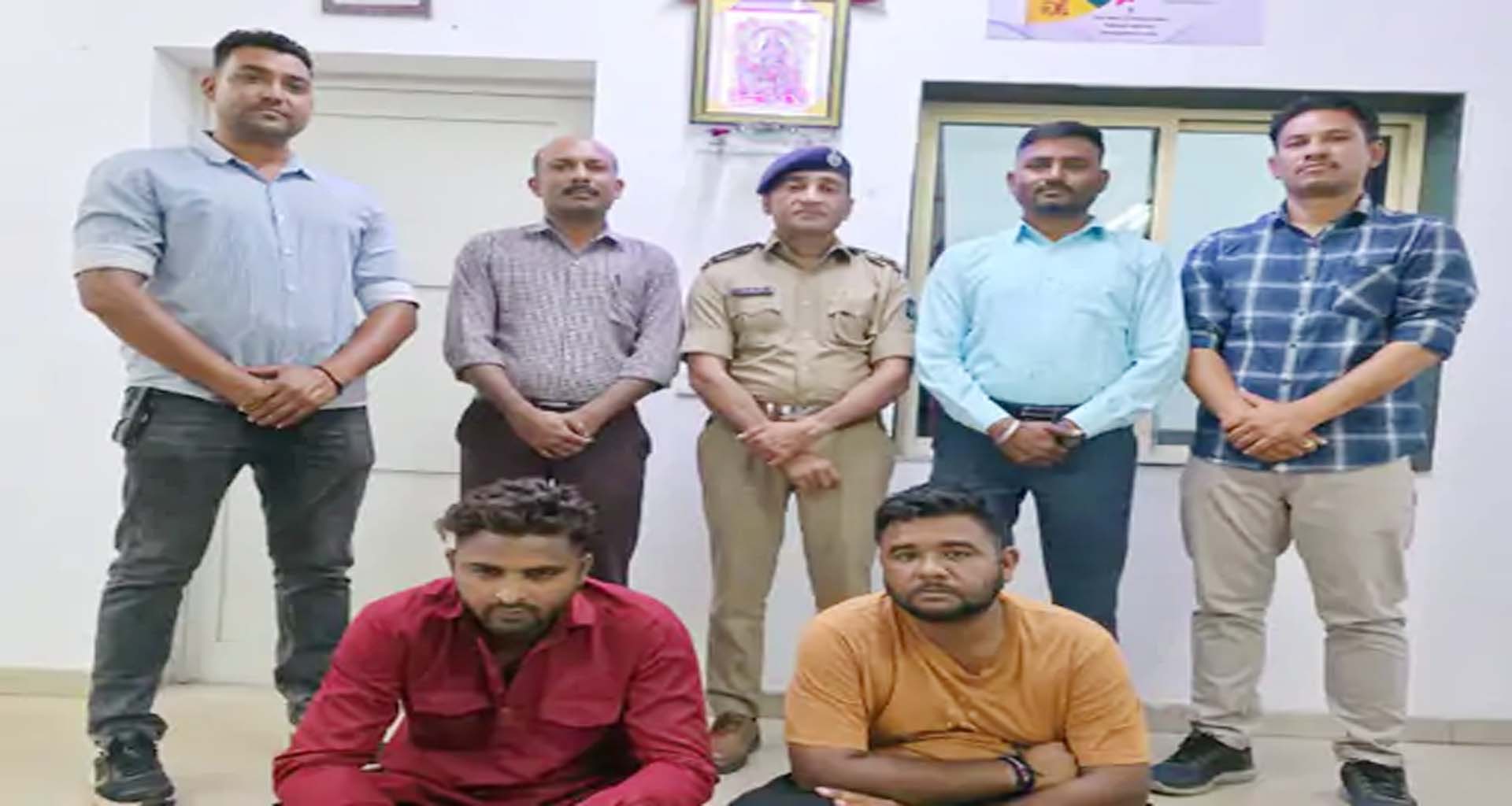 હિંમતનગરમાં પોલીસની ઓળખ આપી રાહદારીનું અપહરણ; પોલીસે બે શખ્સોને ઝડપી પાડ્યા