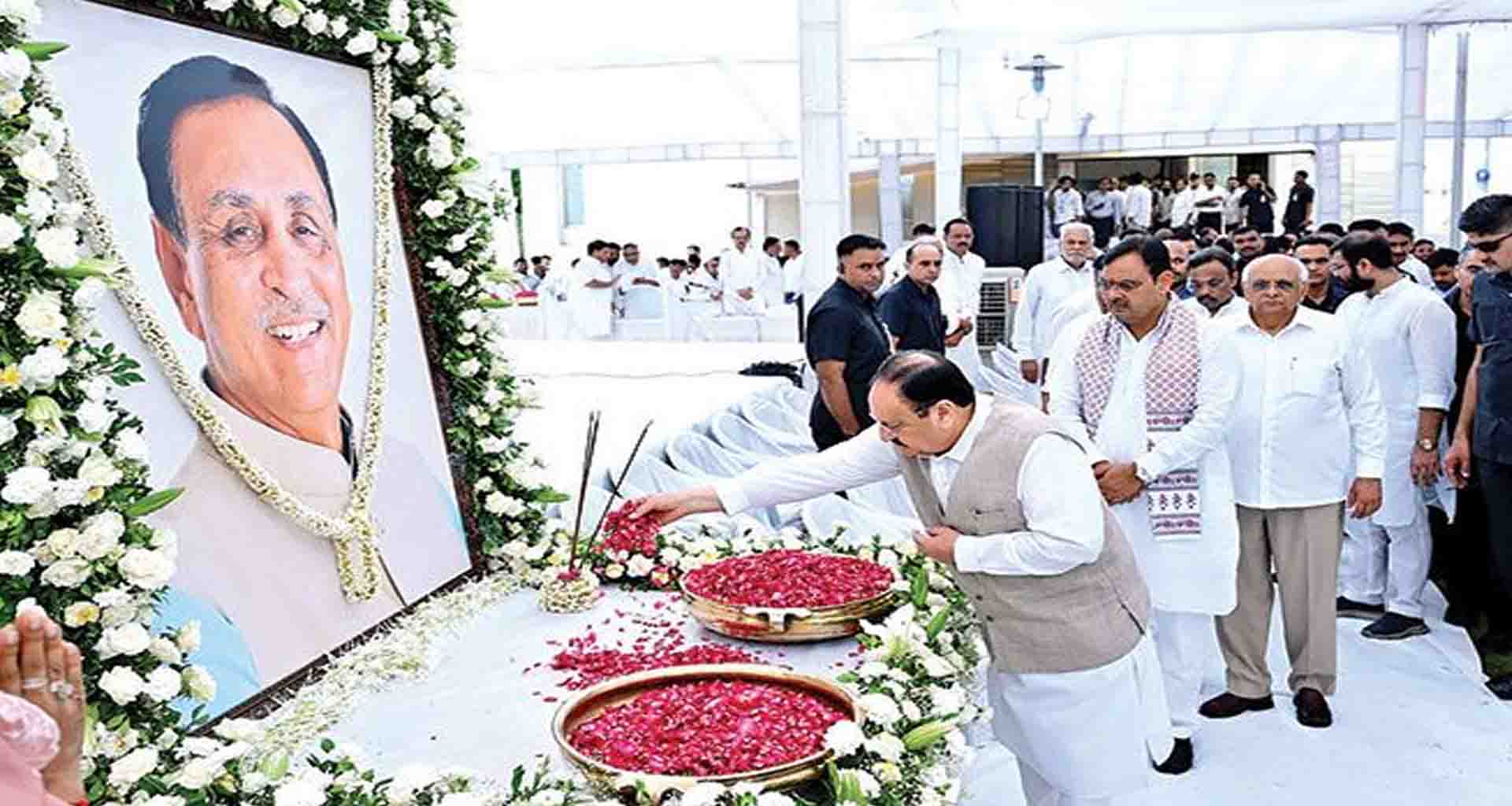 જેપી નડ્ડાએ પૂર્વ સીએમ વિજય રૂપાણીને શ્રદ્ધાંજલિ આપી