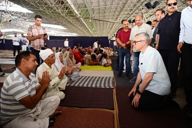 જમ્મુ અને કાશ્મીરના મુખ્યમંત્રી ઓમર અબ્દુલ્લા પૂંછમાં પાકિસ્તાનના ગોળીબારમાં ઘાયલ થયેલા લોકોને મળ્યા