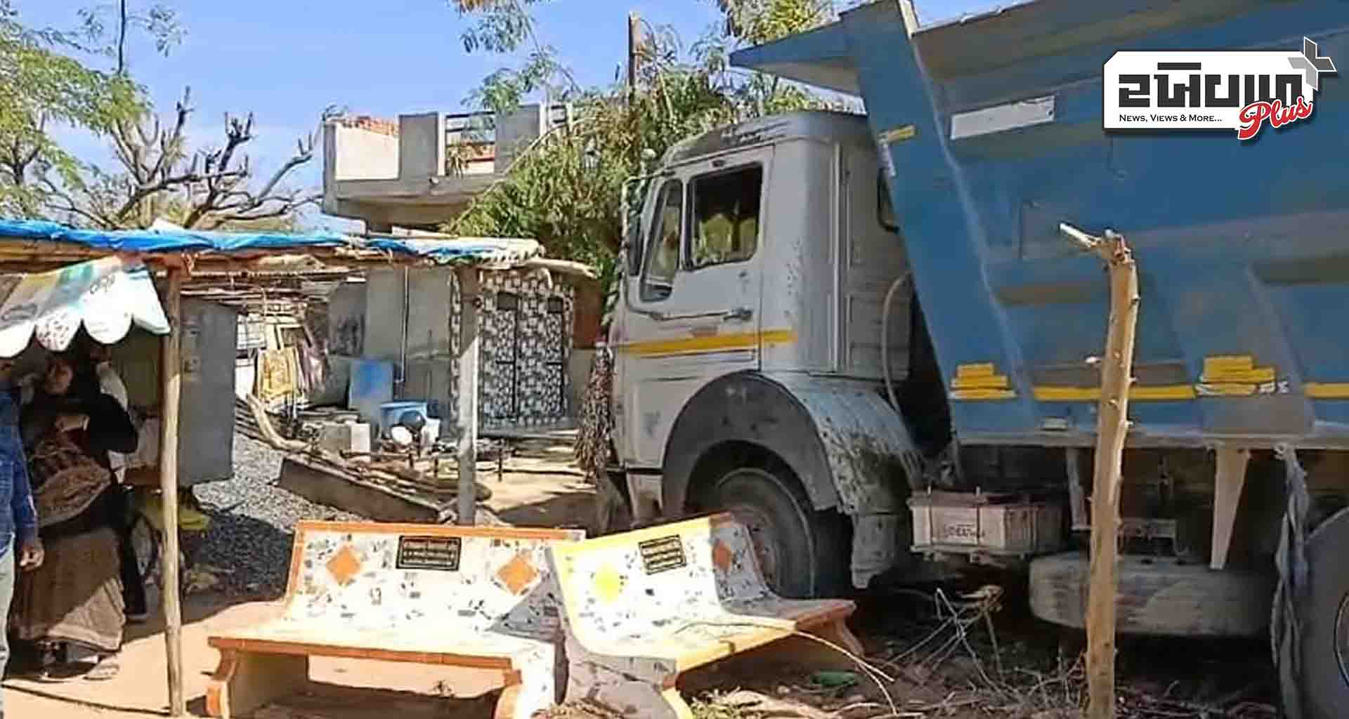 મેરવાડા પાસે ડમ્પરની અડફેટે બાળકીને ગંભીર ઇજા; ડમ્પરો સામે પગલાં ભરવાની માંગ