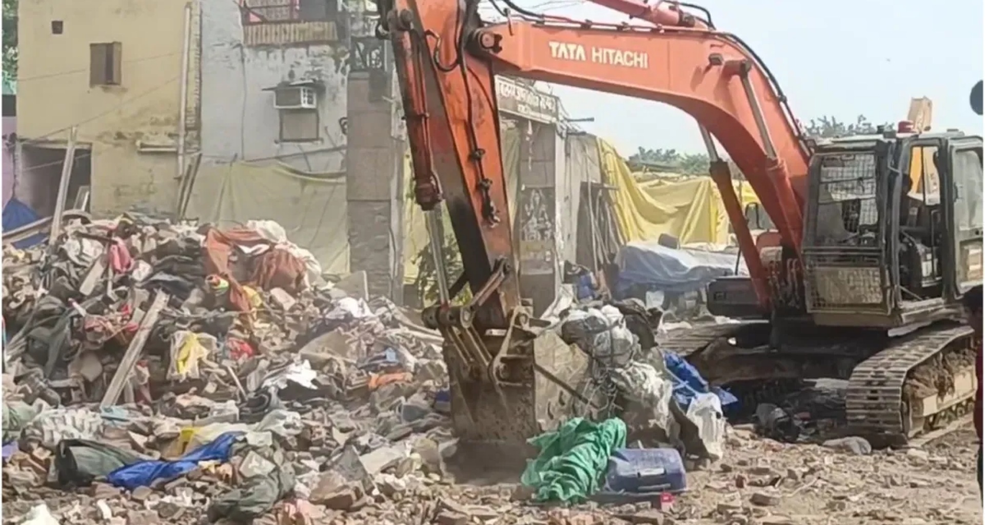 દિલ્હીના આઝાદપુર માર્કેટમાં મકાન ધરાશાયી, કાટમાળ નીચે દટાઈ જવાથી 1 વ્યક્તિનું મોત, ફાયર બ્રિગેડ ઘટનાસ્થળે પહોંચી