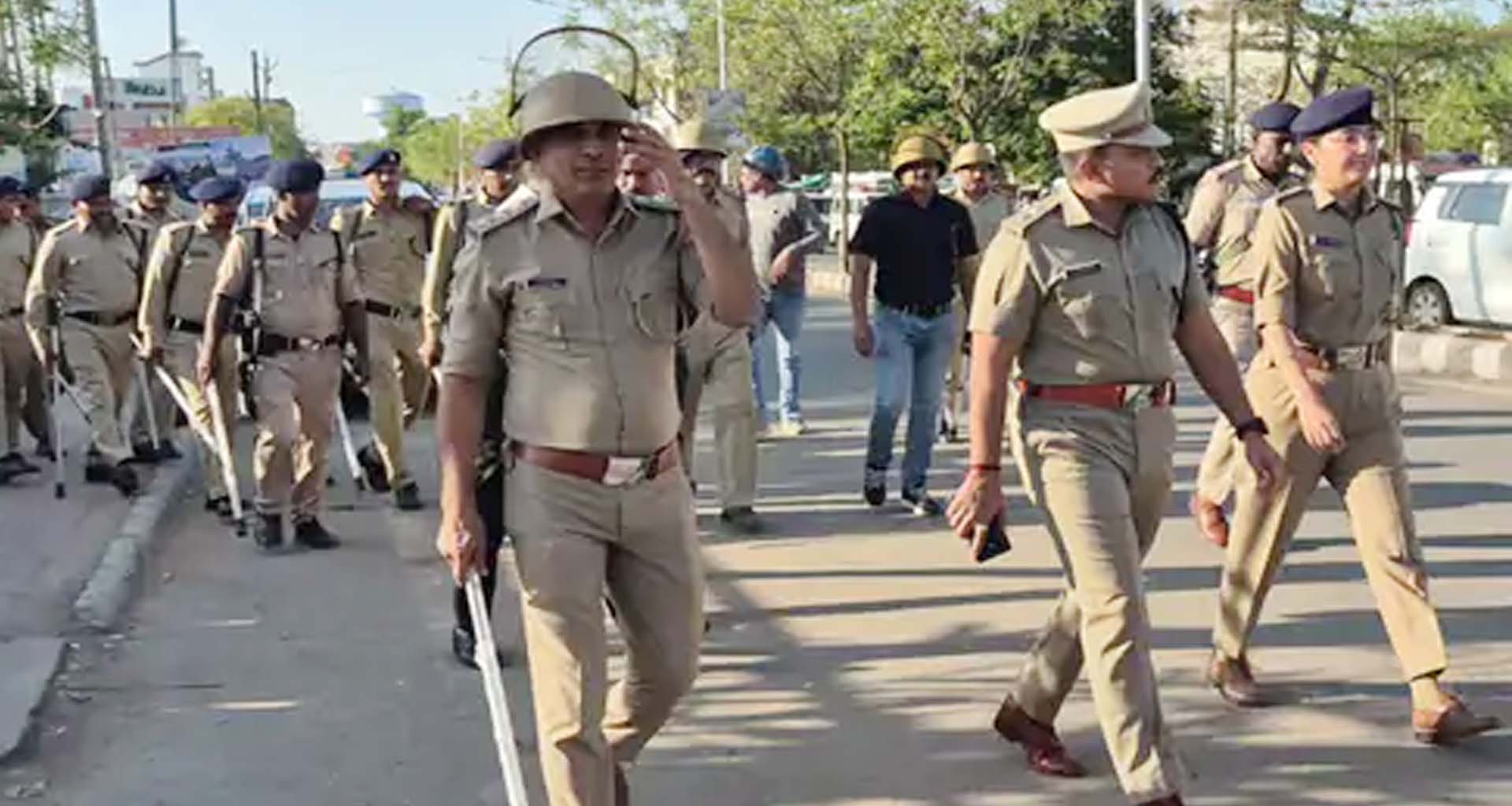 હિંમતનગરમાં પોલીસ એક્શન મોડમાં : રામનવમી પૂર્વે સંવેદનશીલ વિસ્તારોમાં ફૂટ પેટ્રોલિંગ