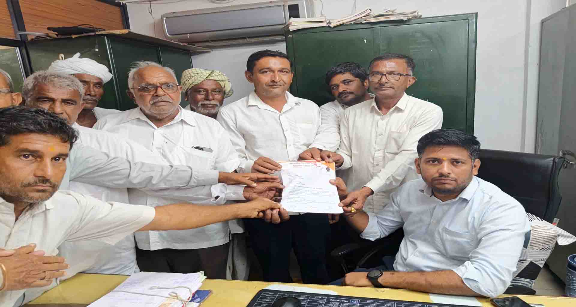 ડીસામાં ખાતરના ભાવ વધારા બાબતે નાયબ કલેકટરને આવેદનપત્ર અપાયું