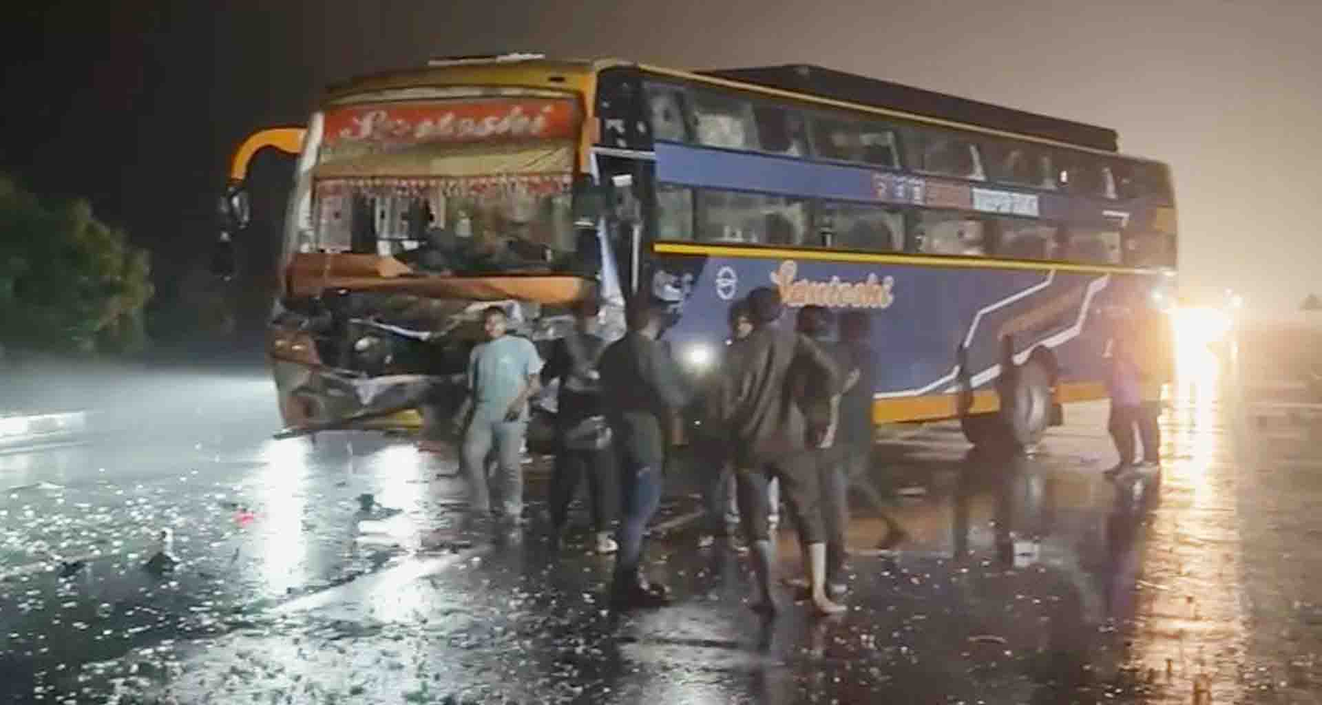 સાબરકાંઠા; પ્રાંતિજ હાઇવે પર ખાનગી બસ અને ટ્રેઈલર વચ્ચે અકસ્માત 5 ઘાયલ