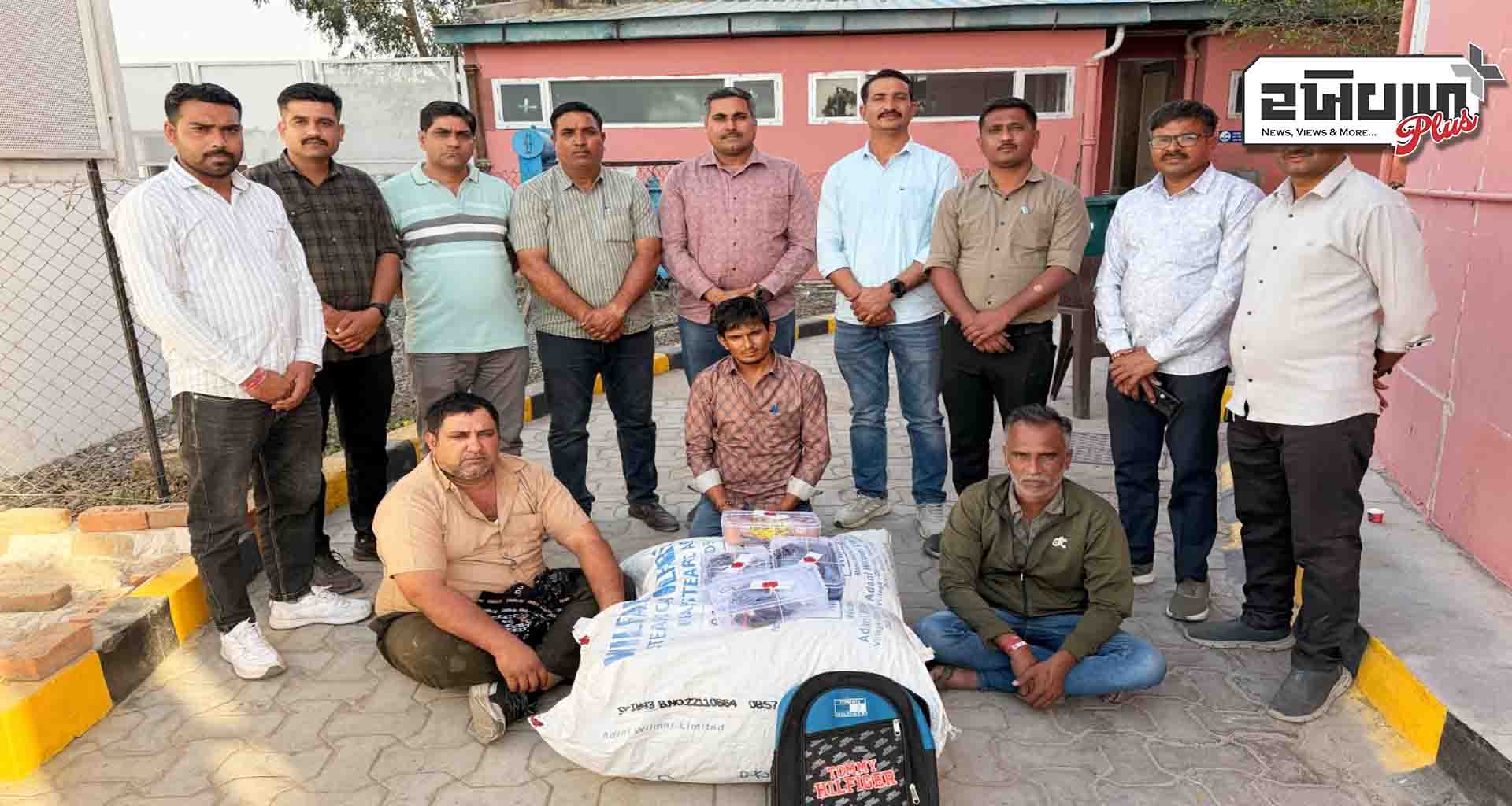 બનાસકાંઠા એસ.ઓ.જી પોલીસે લક્ઝરી બસમાંથી 29 કિલો નસીલા પદાર્થ સાથે ત્રણ શખ્સોની અટકાયત