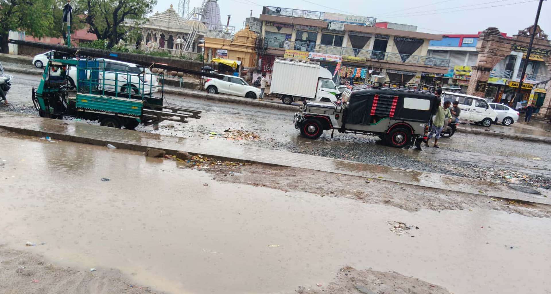 ભાભર પંથકમાં કમોસમી વરસાદ અને મીની વાવાઝોડાએ કહેર વર્તાવ્યો