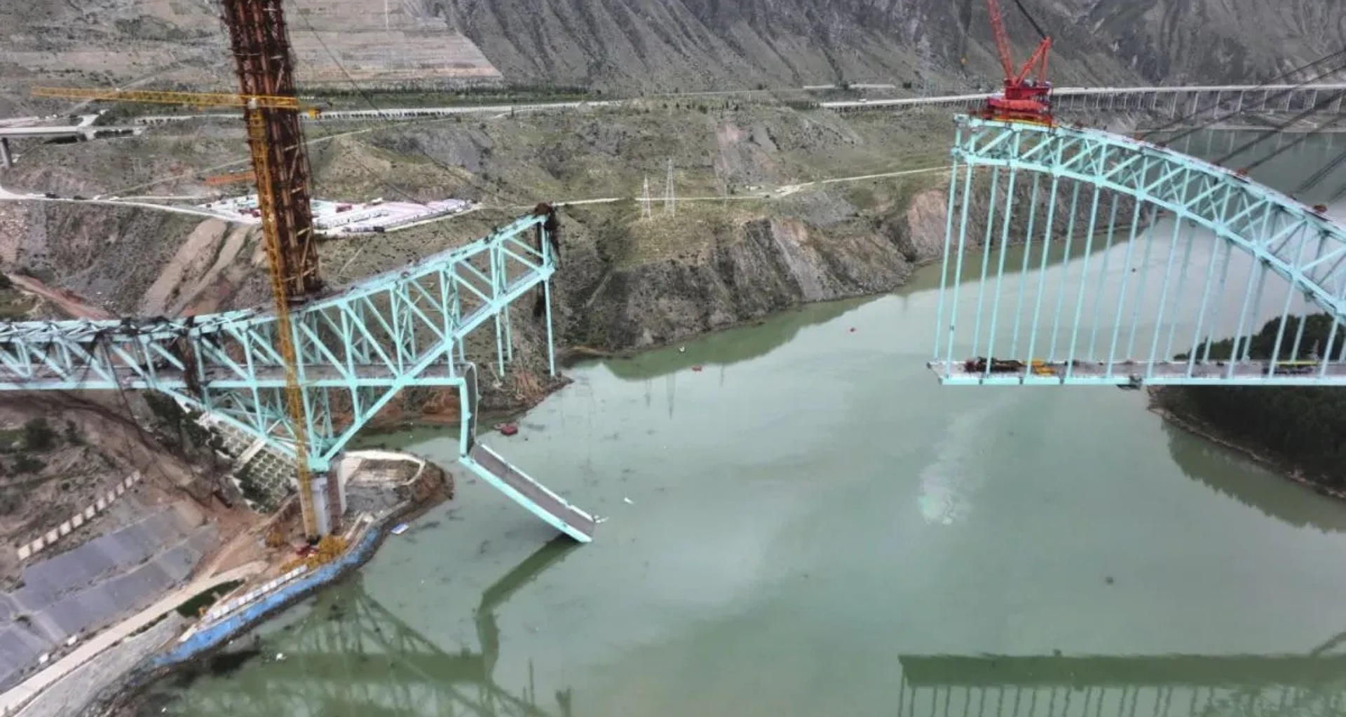 બેઇજિંગમાં નિર્માણાધીન પુલ ધરાશાયી; 12 લોકોના મોત