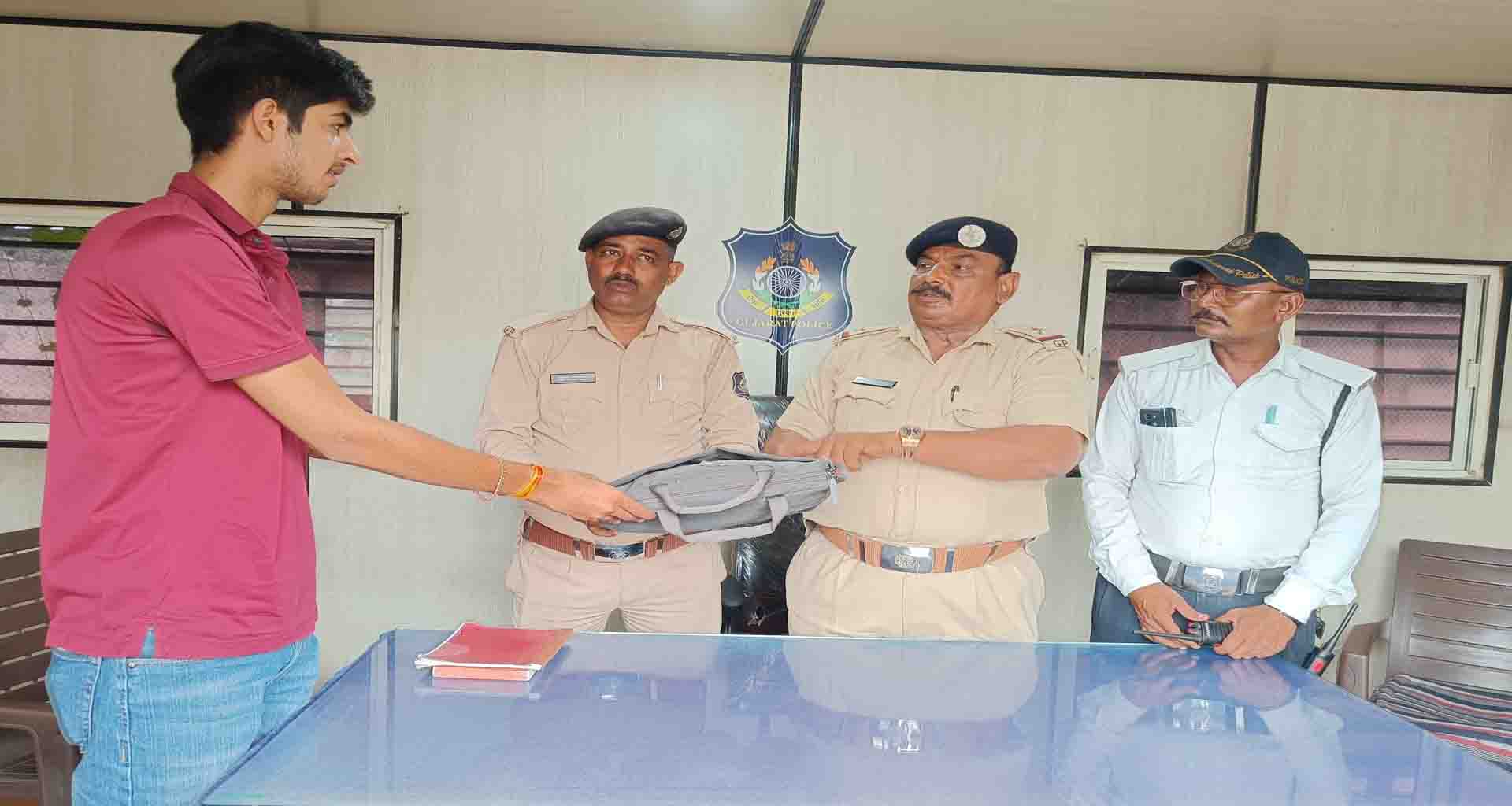 પાલનપુરમાં એક્ટિવા ઉપરથી પડી ગયેલ વેપારીની બેગ ટ્રાફિક પોલીસે પરત કરી