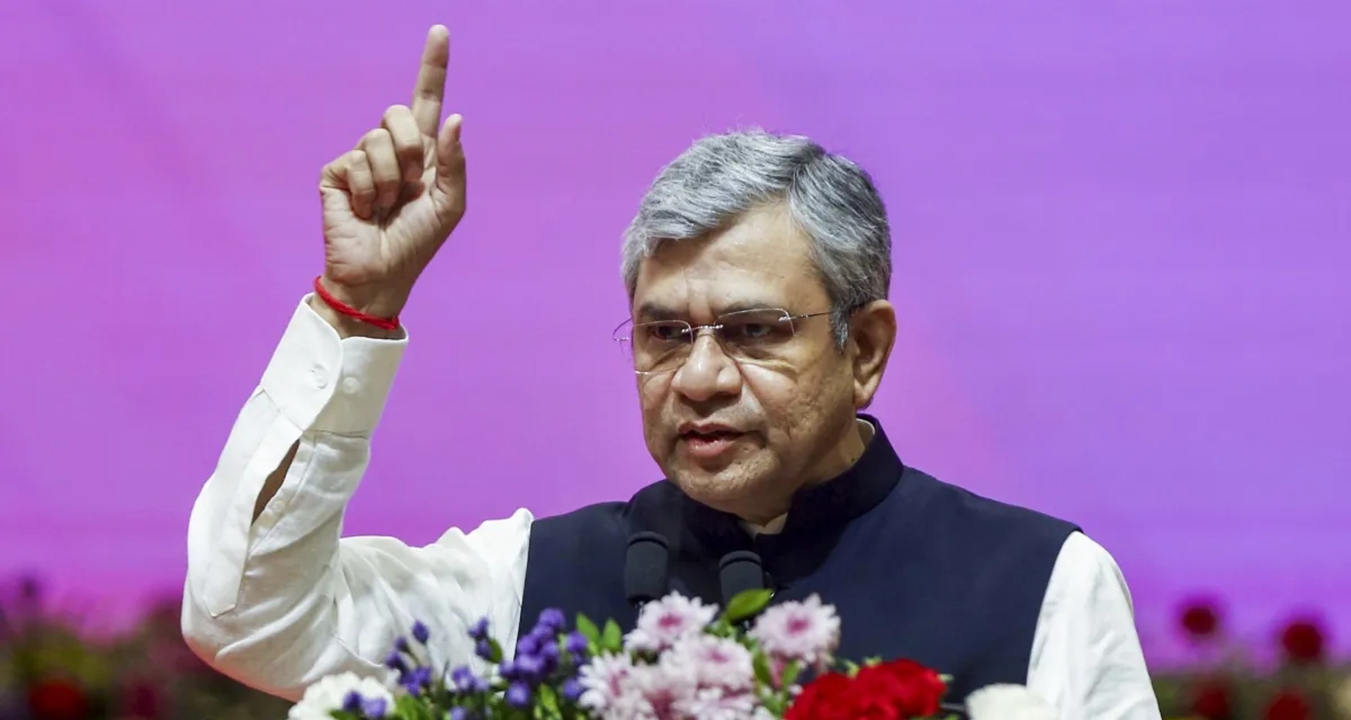 કેન્દ્રીય મંત્રીએ અમદાવાદ-ધોલેરા સેમી હાઇ-સ્પીડ રેલ કનેક્ટિવિટી પ્રોજેક્ટની પ્રગતિની સમીક્ષા કરી