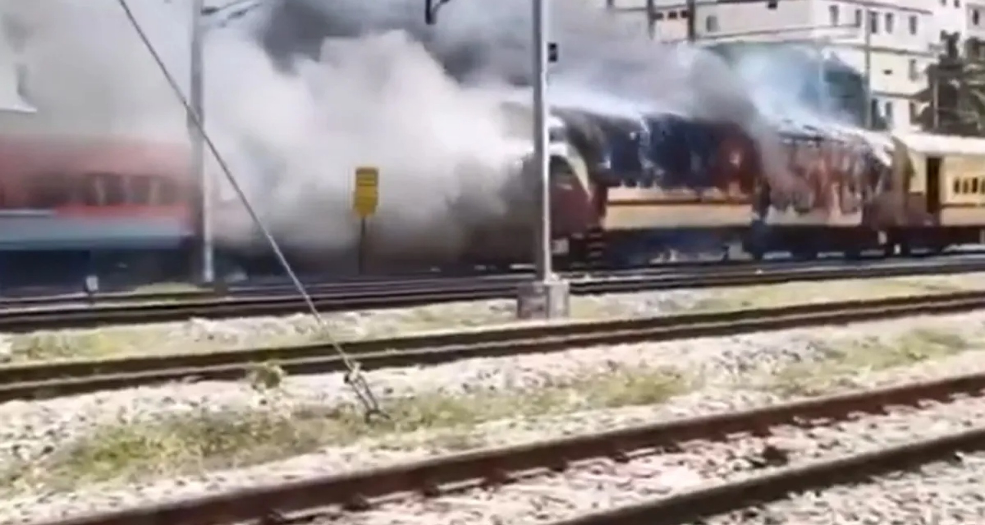 તિરુપતિ: હિસાર એક્સપ્રેસ અને રાયલસીમા એક્સપ્રેસમાં આગ, બંને ટ્રેનના 2 કોચ બળીને ખાખ