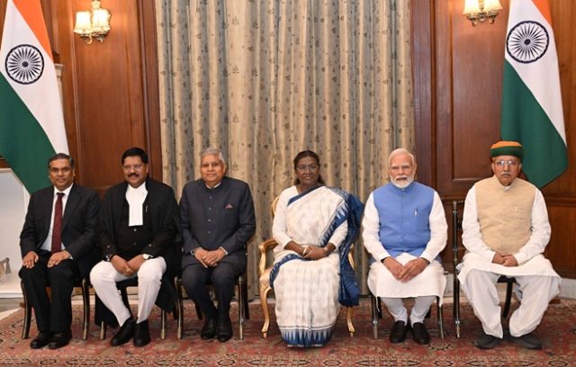 સુપ્રીમ કોર્ટના મુખ્ય ન્યાયાધીશ તરીકે ન્યાયાધીશ ભૂષણ રામકૃષ્ણ ગવઈના શપથ ગ્રહણ સમારોહમાં પ્રધાનમંત્રી ઉપસ્થિત રહ્યા