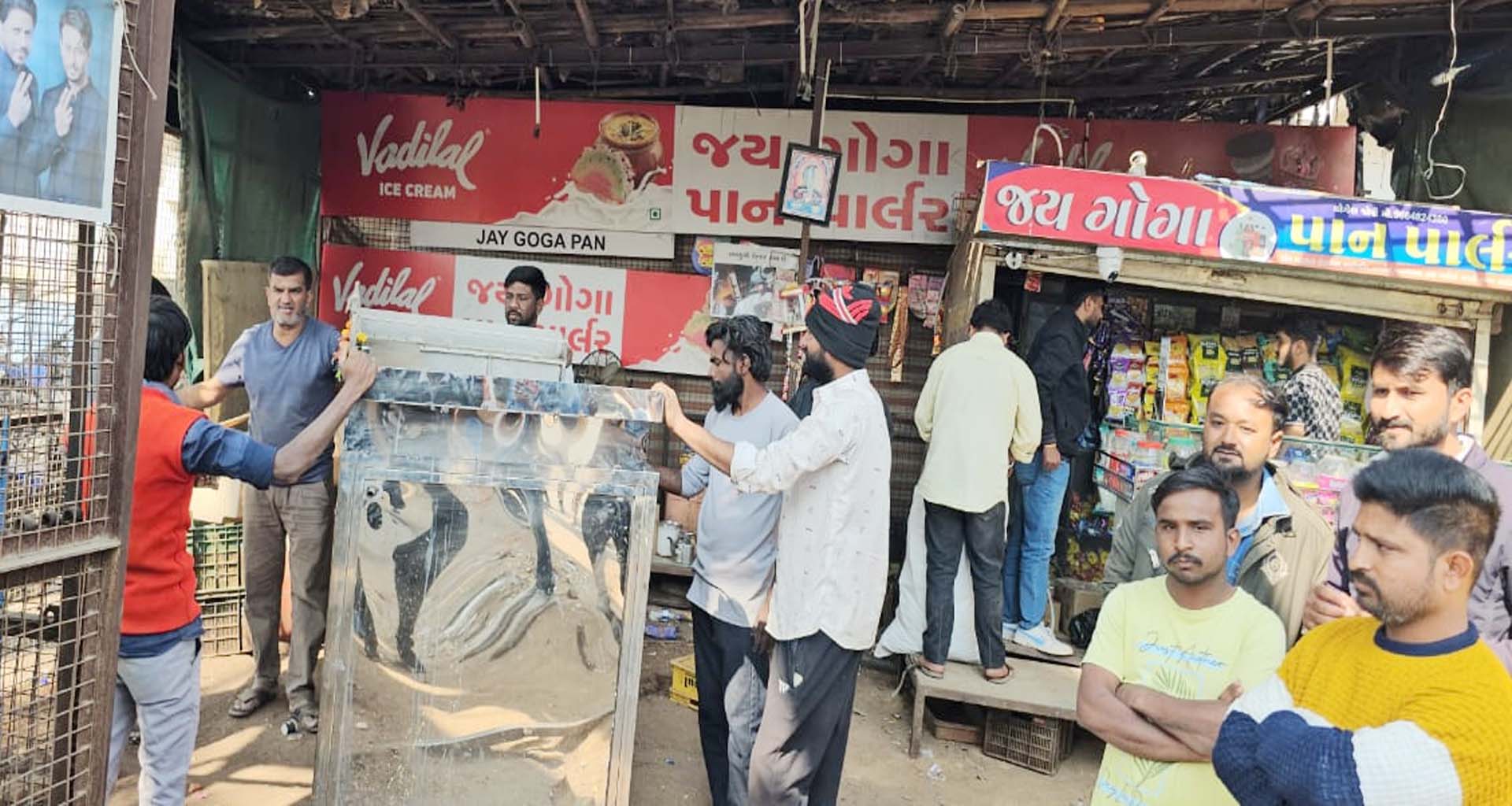 ડીસામાં 'આઇકોનિક રોડ' ની કામગીરીમાં નડતરરૂપ દબાણો દૂર કરાયા