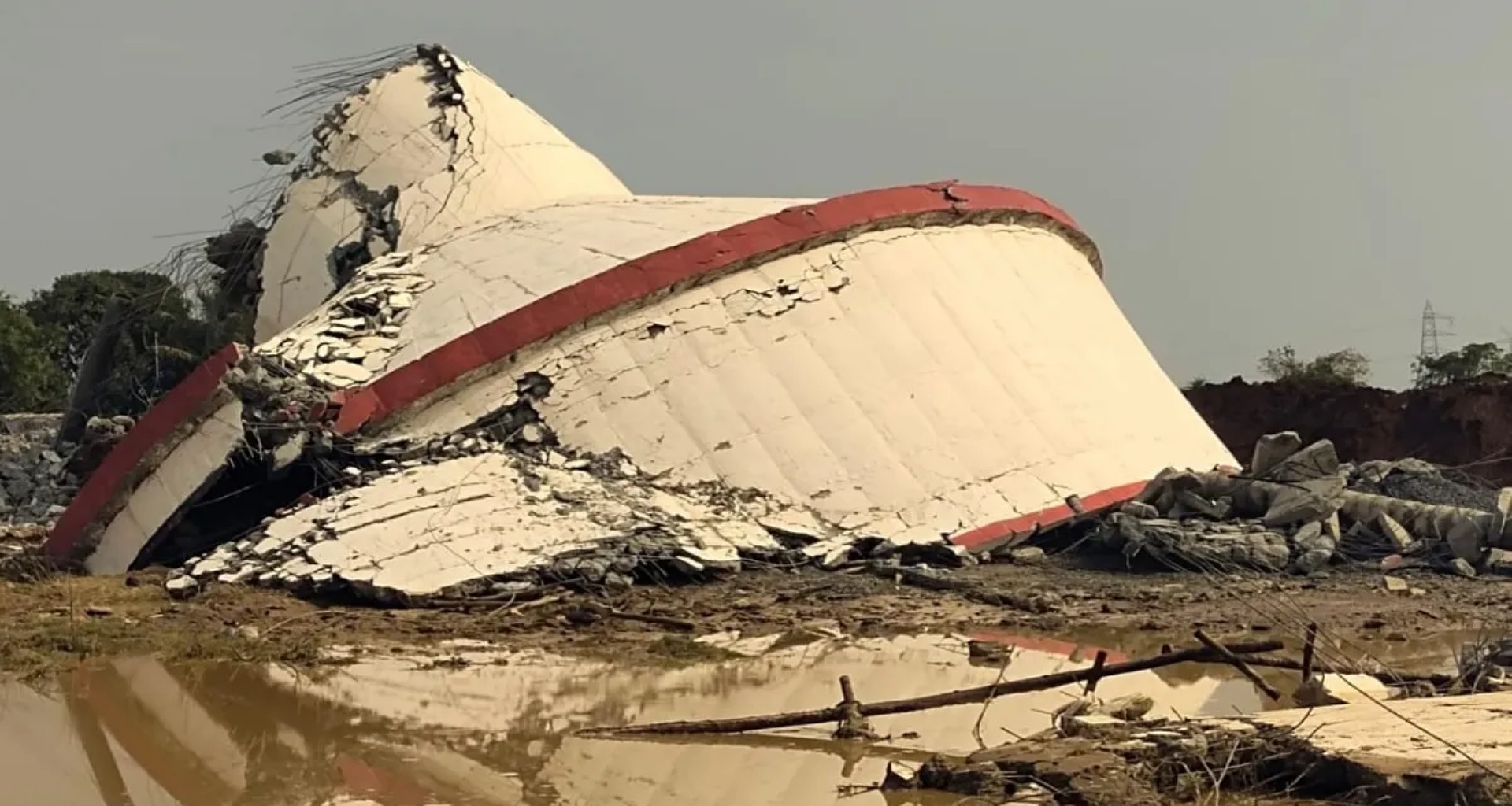 ભ્રષ્ટાચાર: સુરતમાં 21 કરોડના ખર્ચે બનેલી પાણીની ટાંકી પરીક્ષણ દરમિયાન તૂટી; બે અધિકારીઓ સસ્પેન્ડ