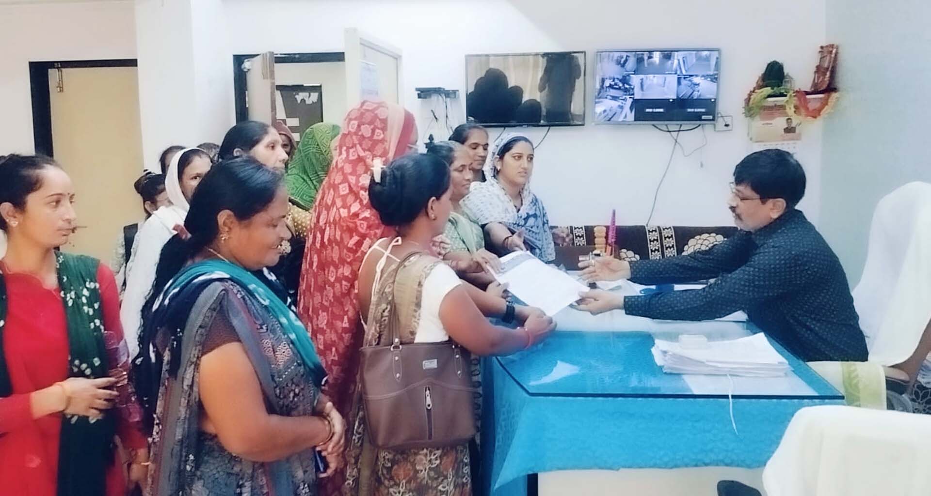 ડીસામાં આશા અને ફેસિલિટેટર બહેનોએ વેતનમાં વધારો કરવાની માંગ સાથે આવેદનપત્ર આપ્યું