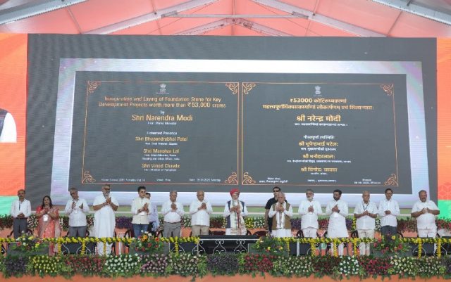 ભુજમાં વડાપ્રધાન મોદીએ રૂ. 53,414 કરોડના વિકાસ કાર્યોનું લોકાર્પણ અને ખાતમુહૂર્ત કર્યું