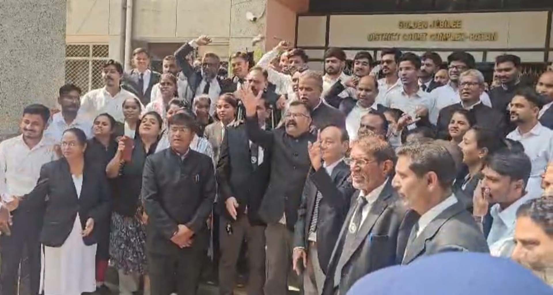 પાટણ કોર્ટમાં વકીલ રૂમમાં ઘૂસી અજાણ્યા શખ્સે વકીલો પર છૂટ્ટુ ધારિયું ફેકતા અફડા-તફડી મચી