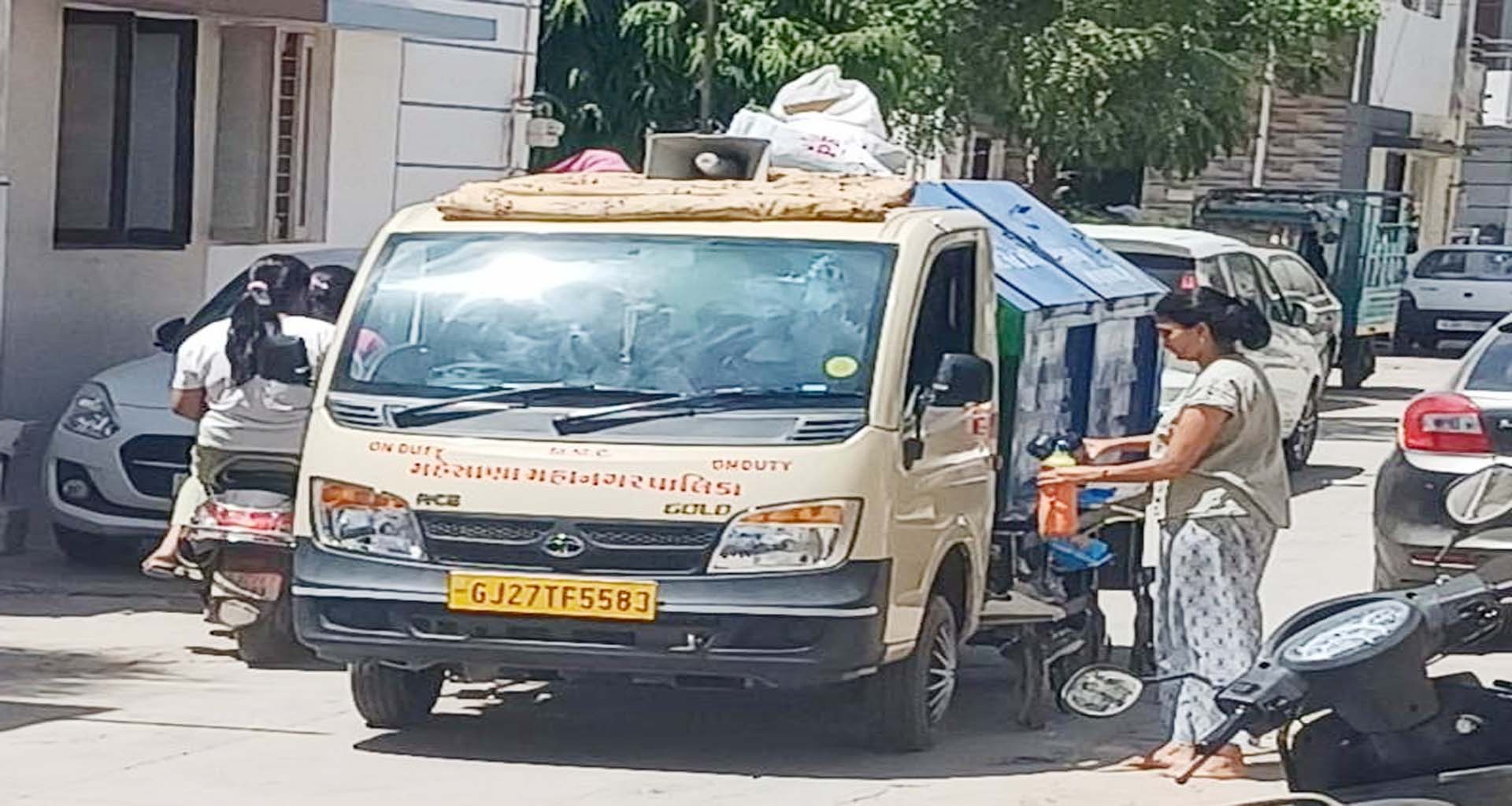 મહેસાણા મનપાની કચરા ગાડીવાળા ઘરેલુ કચરો લઈ જવાના અલગથી પૈસા ઉઘરાતા હોવાની શહેરમાં ચર્ચા