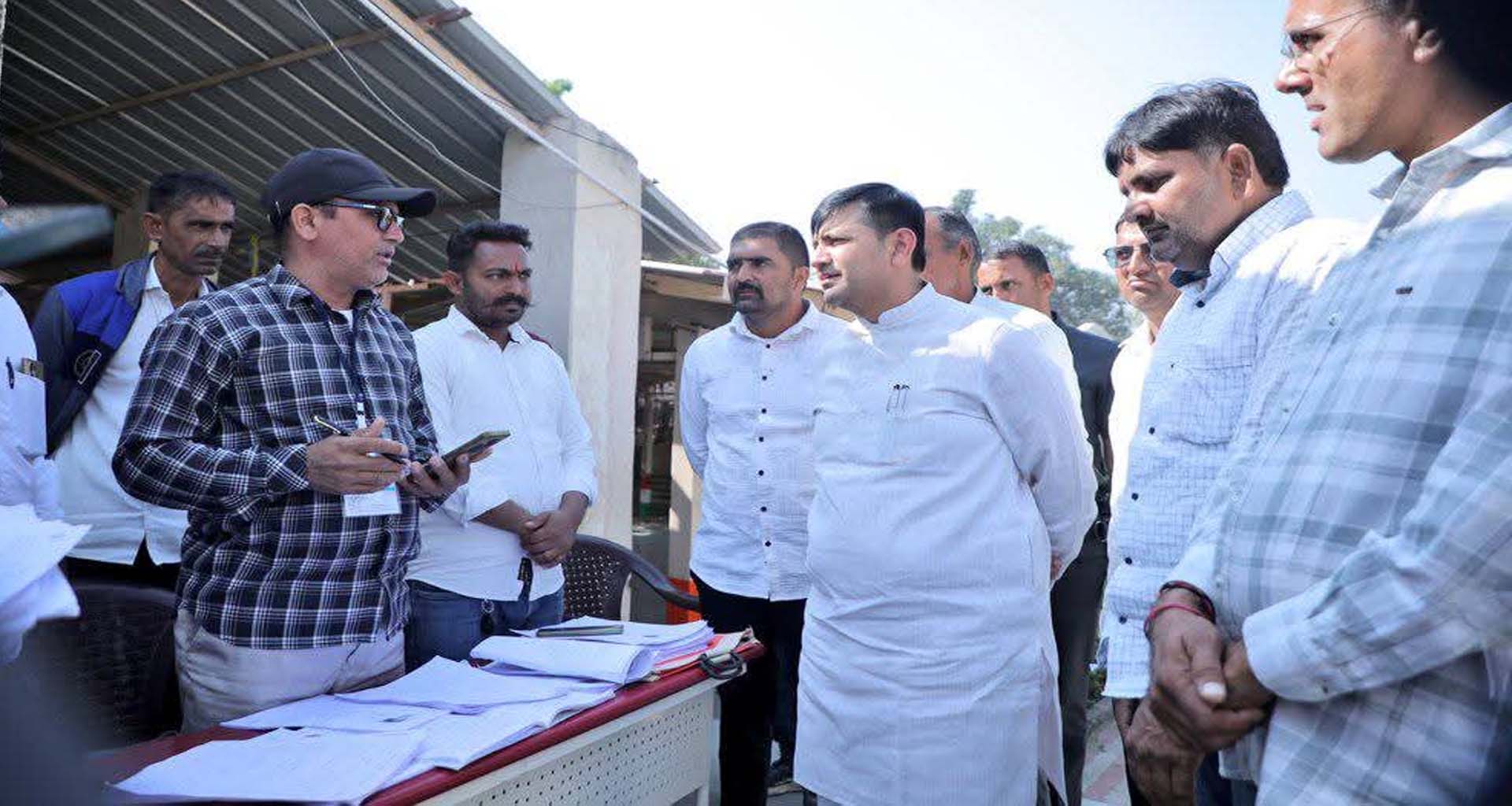 ડીસાના ગ્રામ્ય વિસ્તારમાં SIR કામગીરીનું વન અને પર્યાવરણ મંત્રી પ્રવીણ માળી દ્વારા નિરીક્ષણ