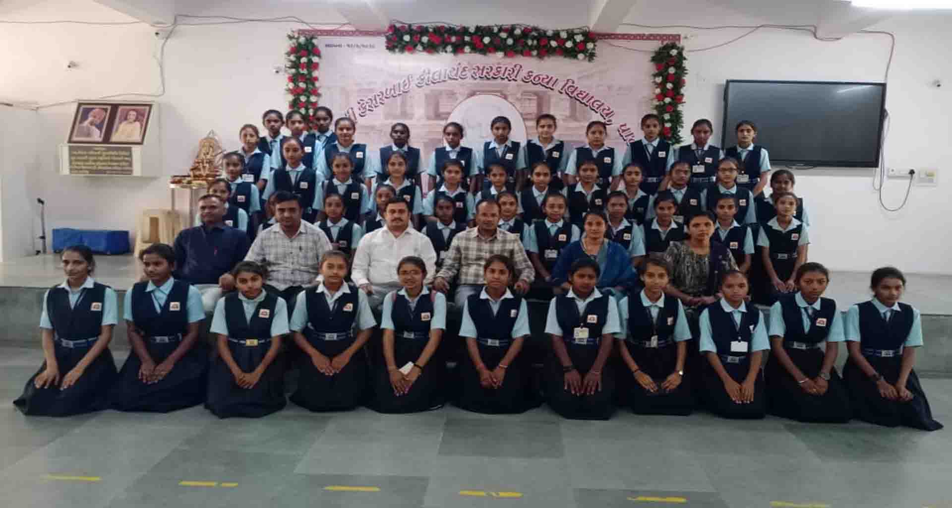 પાટણની કે.કે.ગર્લ્સ સ્કૂલના વોકેશનલ પ્રેક્ટીકલ લેબની એસ.આર.મહેતા વિદ્યાલય રૈયાની વિધાર્થીની ઓએ મુલાકાત લીધી