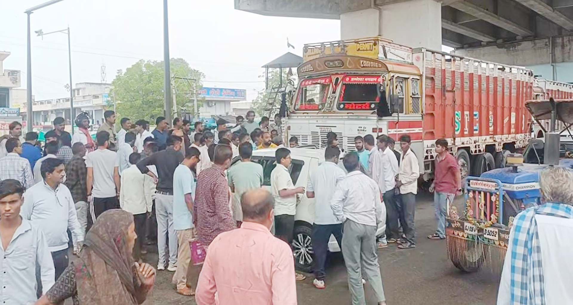 ડીસા જલારામ મંદિર નજીક સ્વીફ્ટ અને ટ્રક વચ્ચે અકસ્માત સર્જાયો