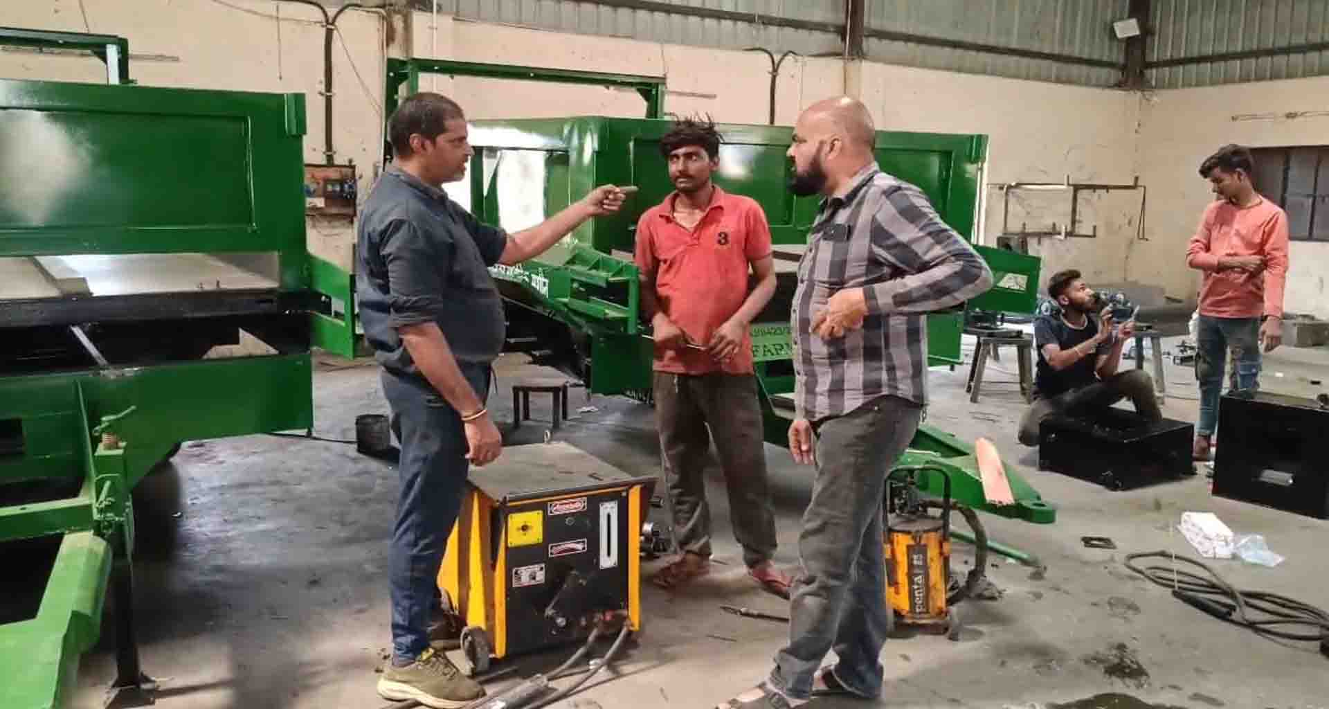 કાણોદર ગામના ખેડૂતે છાણીયુ ખાતર નાખવાનું રિમોટથી ચાલતું ટ્રોલી સાથેનું અદ્યતન ટેકનોલોજી સાથેનું મશીન તૈયાર કર્યું