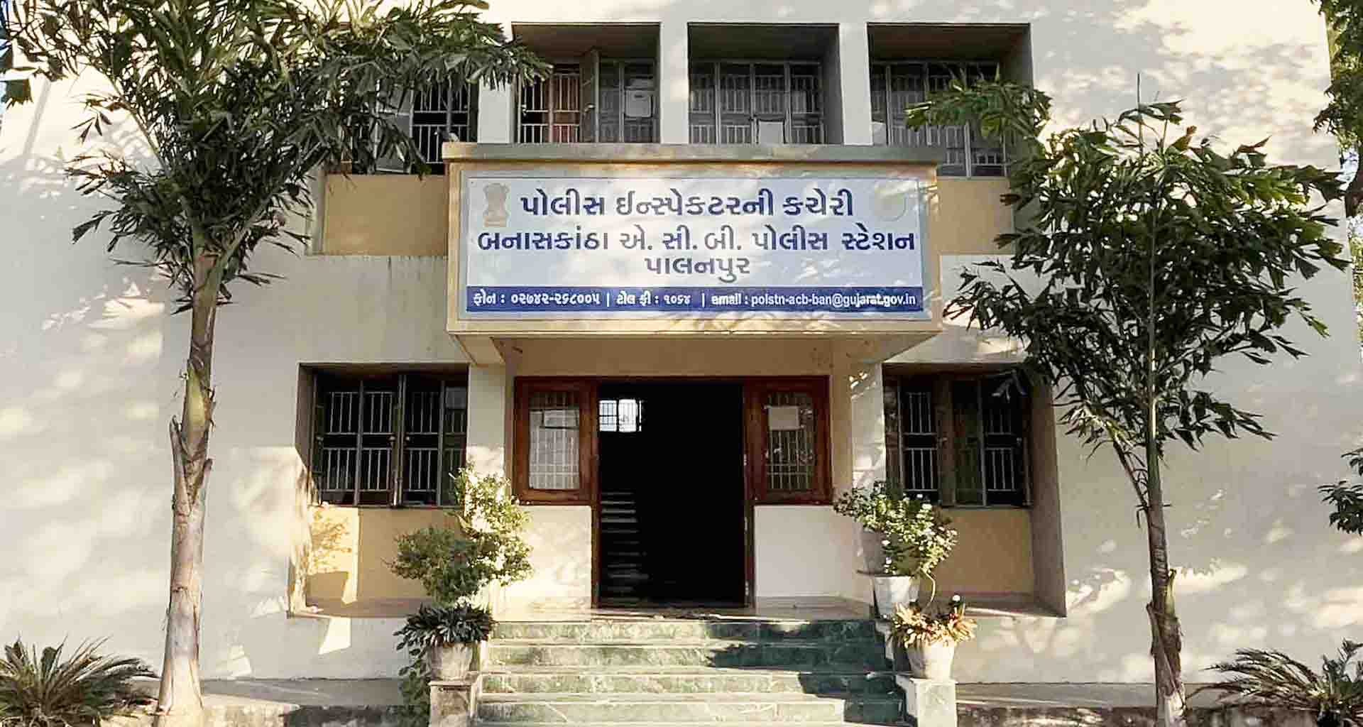 ટાકરવાડાના મહિલા તલાટી રૂ.4000 ની લાંચ લેતા ઝડપાયા