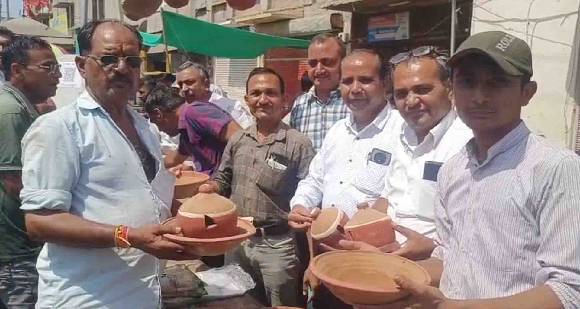 સમસ્ત પાટીદાર સમાજ તેમજ સોમનાથ મીત્ર મંડળ દ્વારા પાણીના કુંડા અને ચકલીના માળાનું વિતરણ