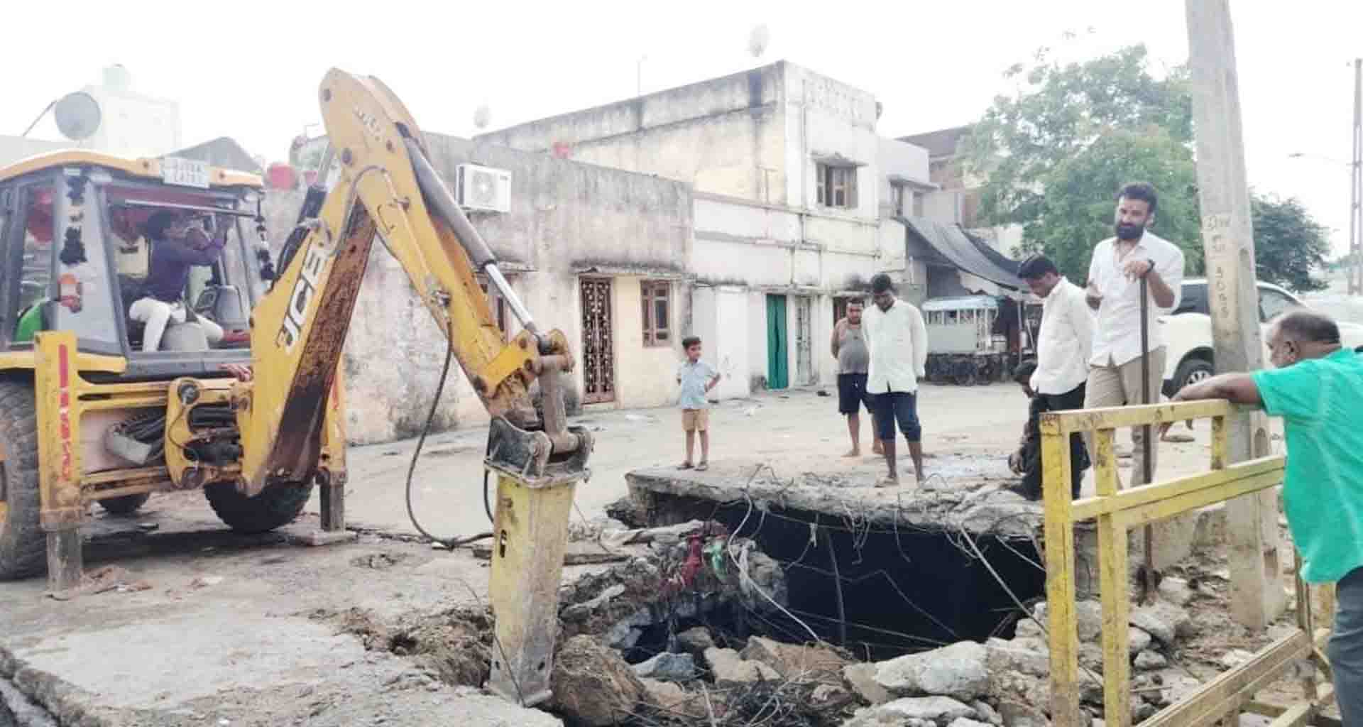 ડીસાની ગુલબાણીનગર સોસાયટીમાં ગટરનું નાળું તોડવાની કામગીરી શરૂ